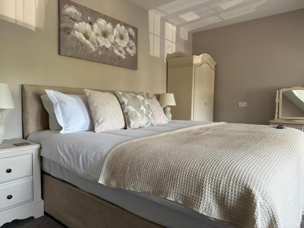 Deluxe Double Room (2 Adults + 1 Child) photo 2