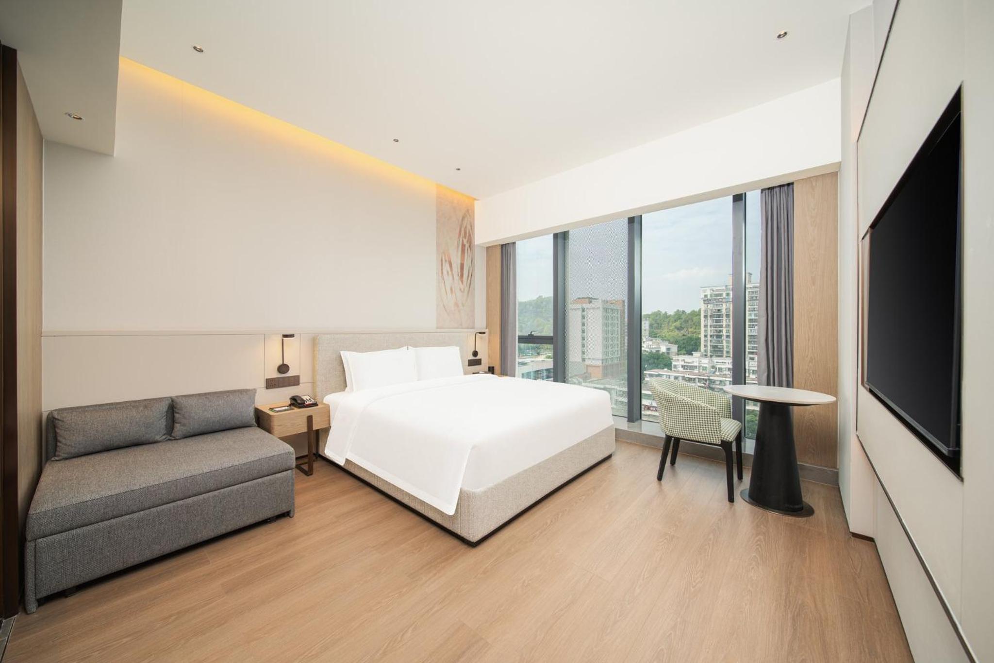 Premium King Room with Living Room - Photo 4