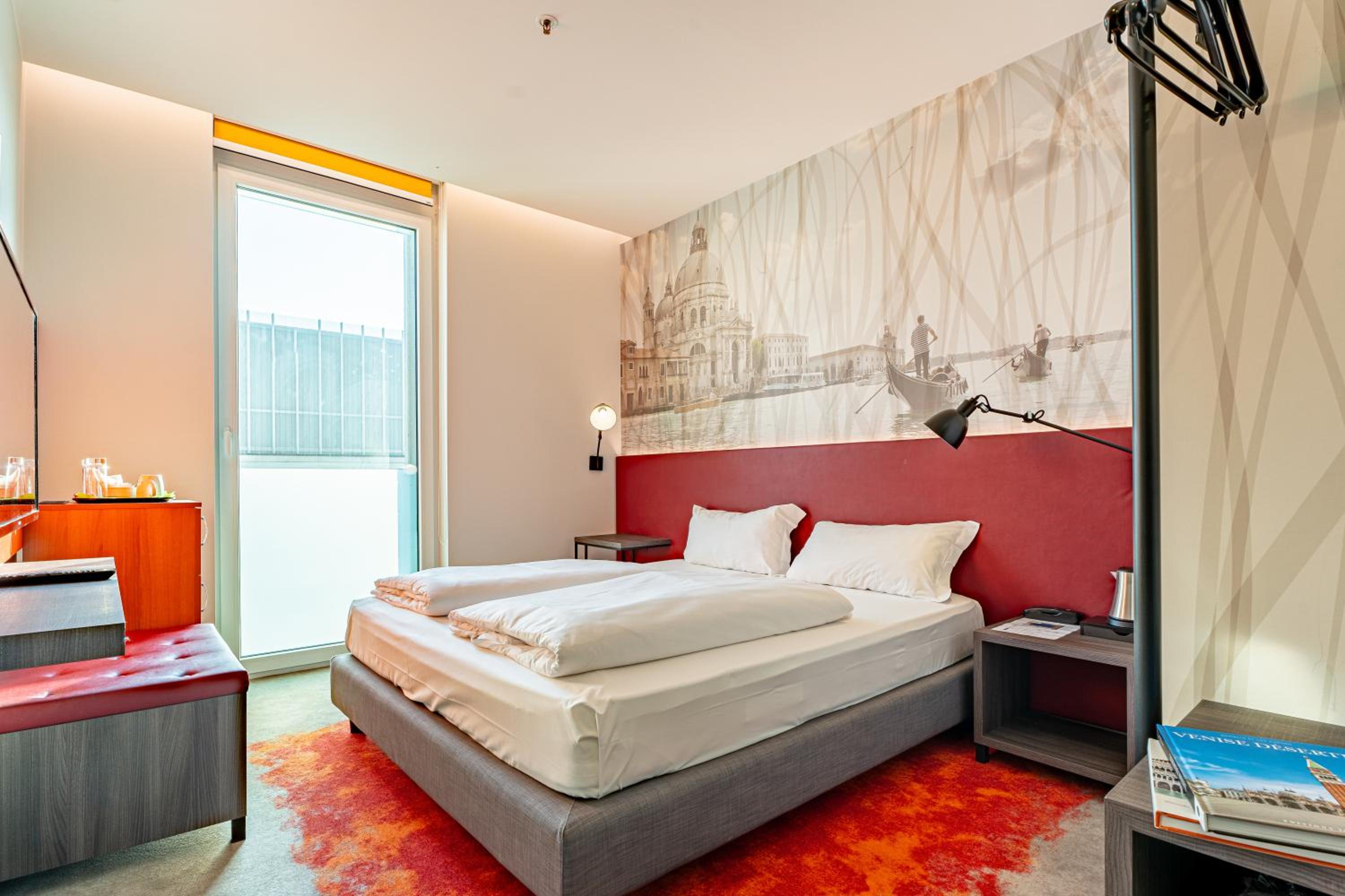 Superior Room - 1 King Bed - Photo 2
