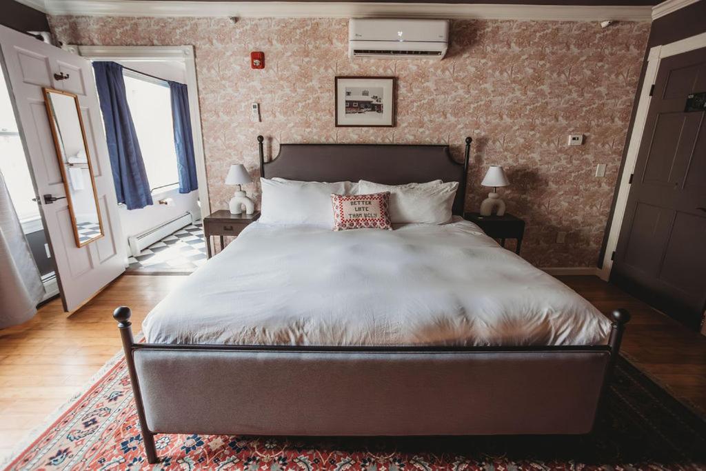 King Room with Roll-In Shower - Disability Access