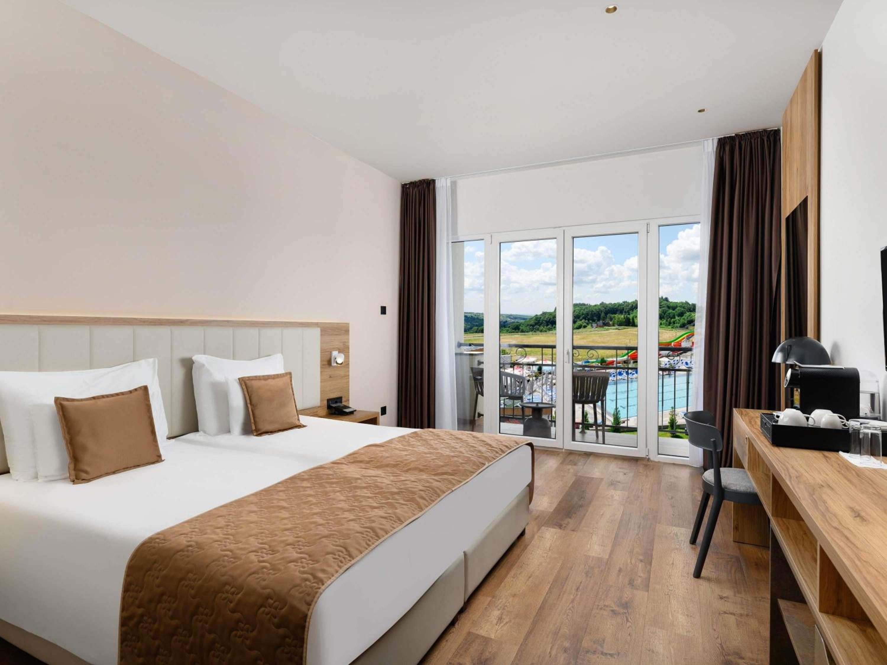 Standard Twin Room with Pool View - Photo 3