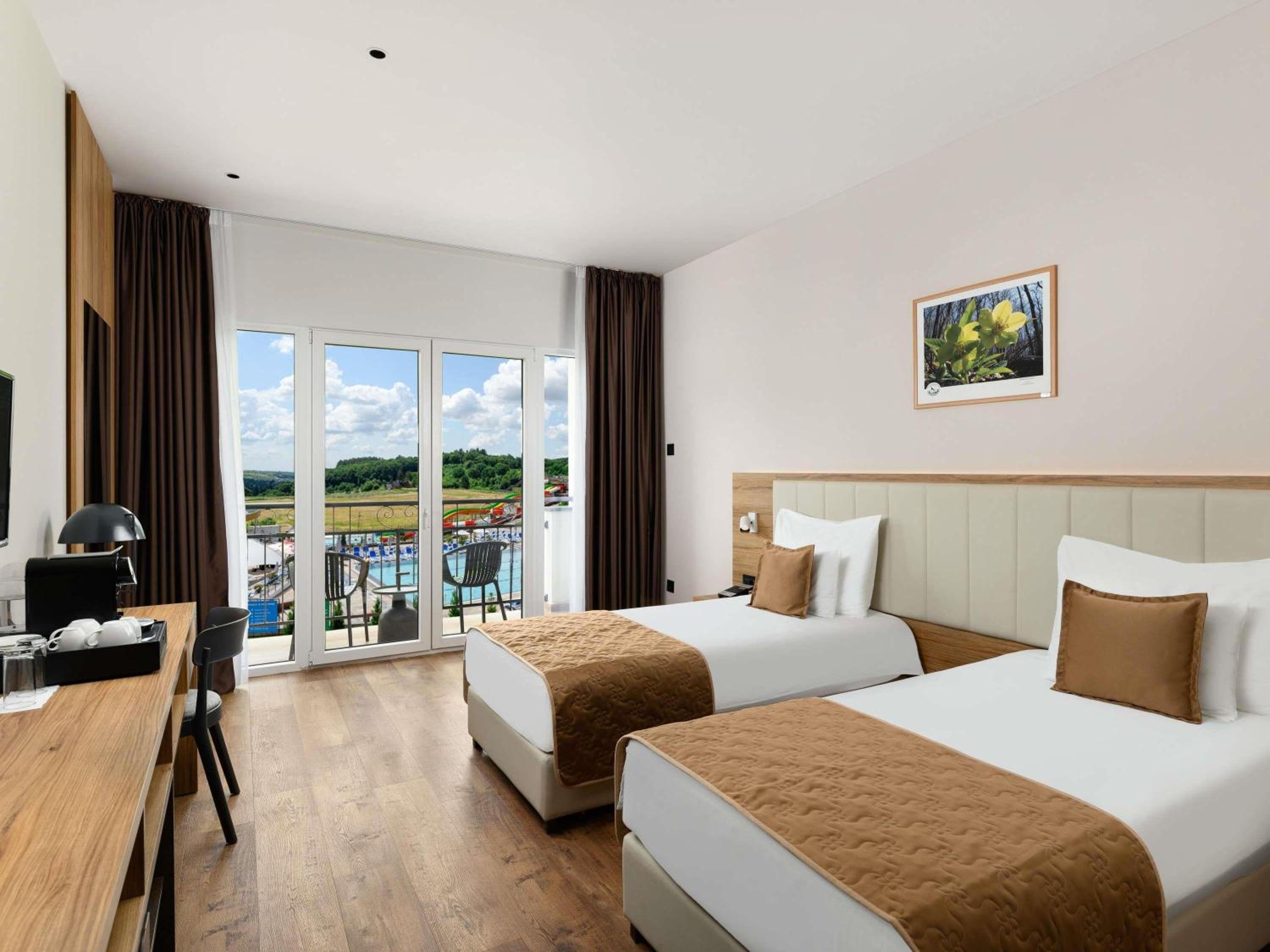 Standard Twin Room with Pool View - Photo 4