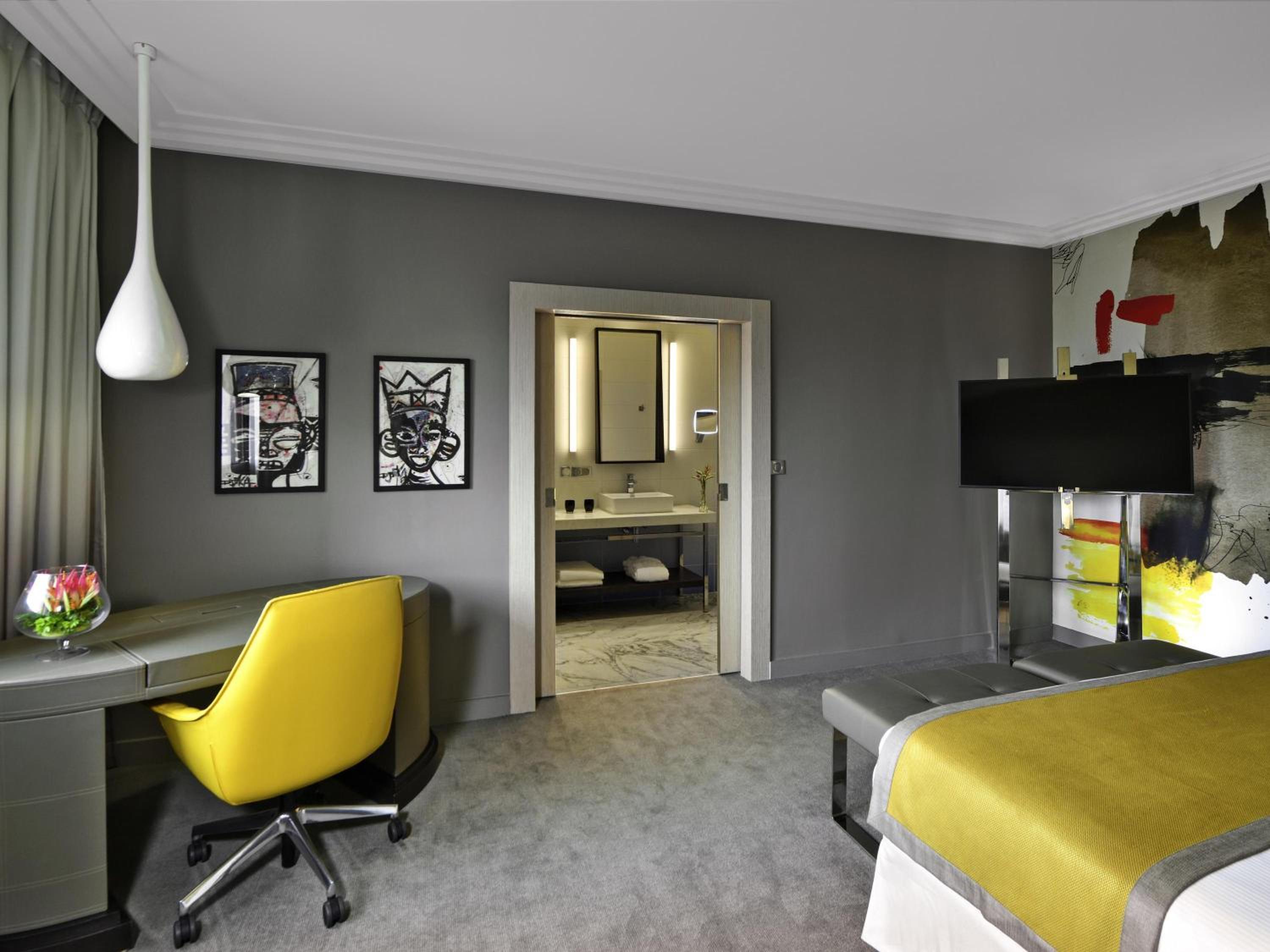 Deluxe Room with One Double and One Single Bed photo 3