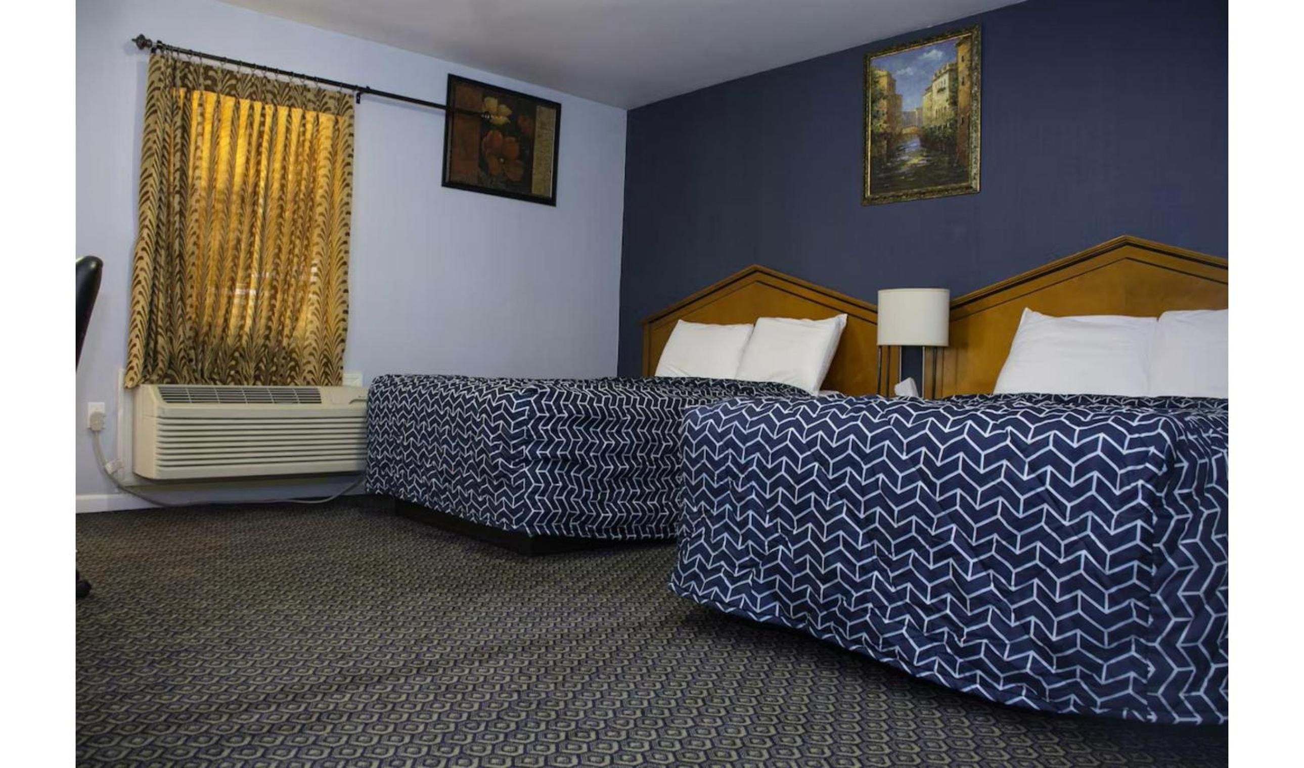2 Queen Beds Non-Smoking photo 2