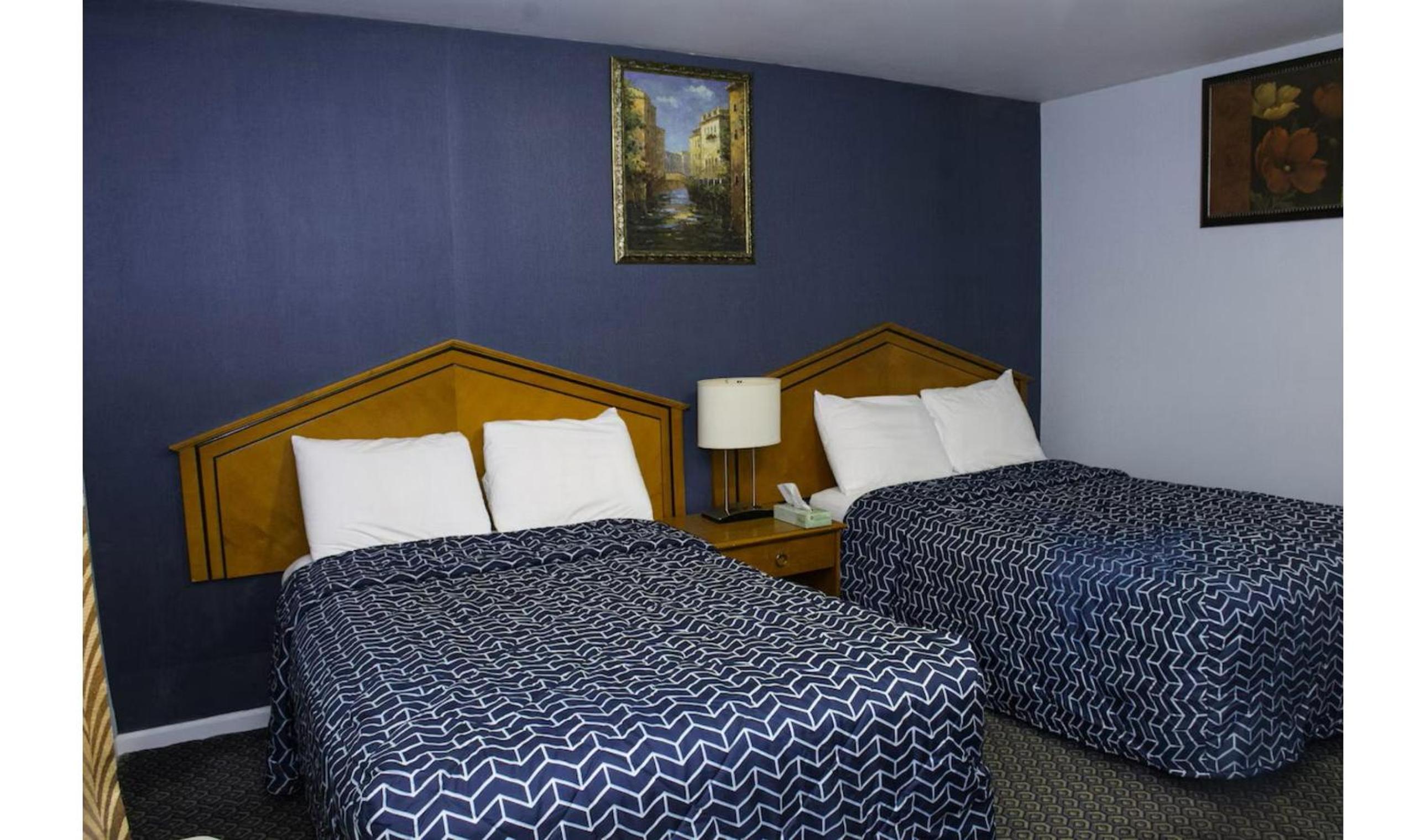 2 Queen Beds Non-Smoking photo 3