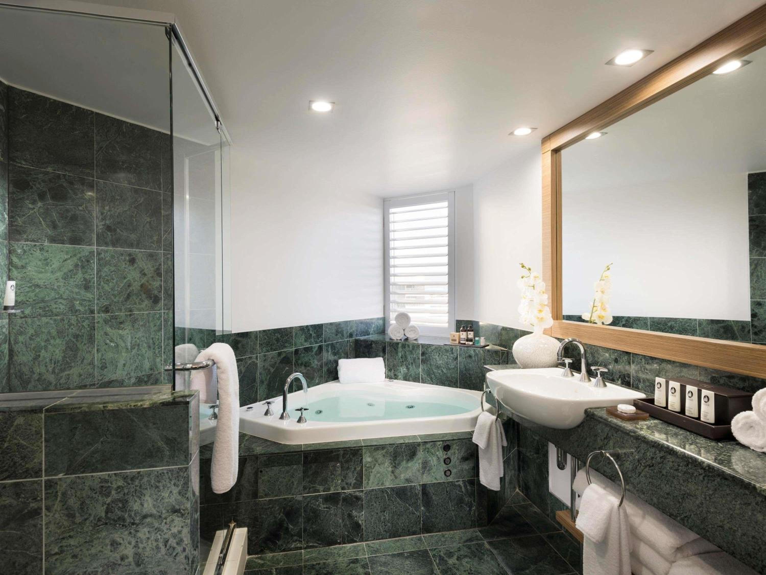 Signature King Room with Garden View and Spa Bath - Photo 1