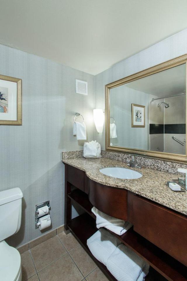 King Room with Tub and Grab Bars - Mobility/Hearing Accessible - Non-Smoking - Photo 4