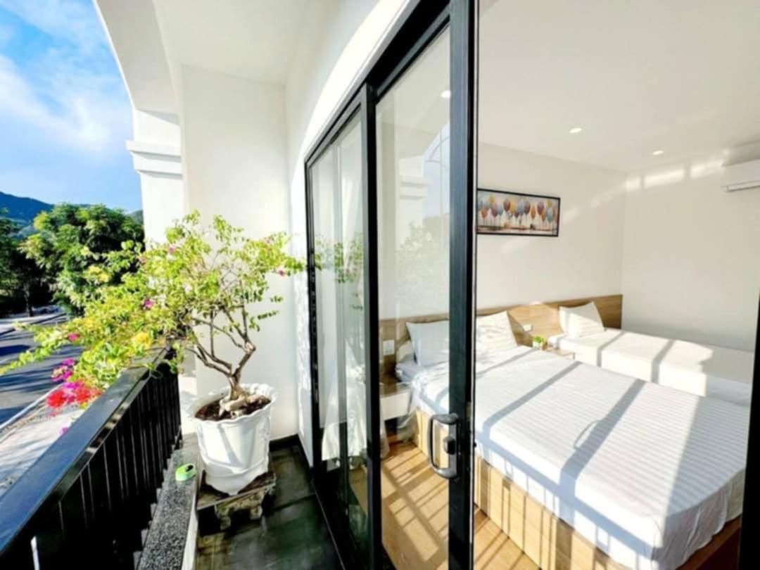 Family Room with Balcony photo 2