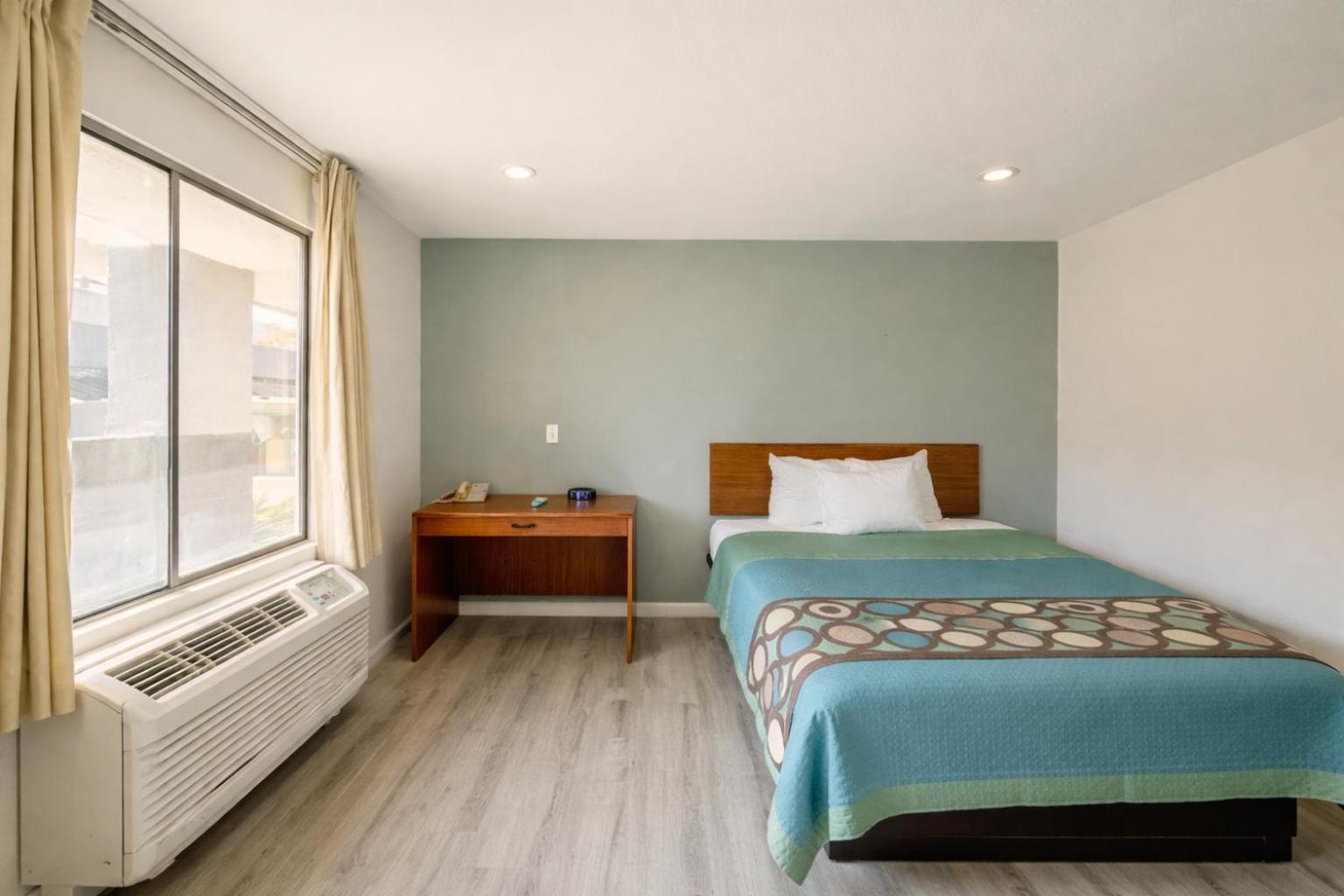 Junior Room with One Queen Bed - Non-Smoking - Photo 4