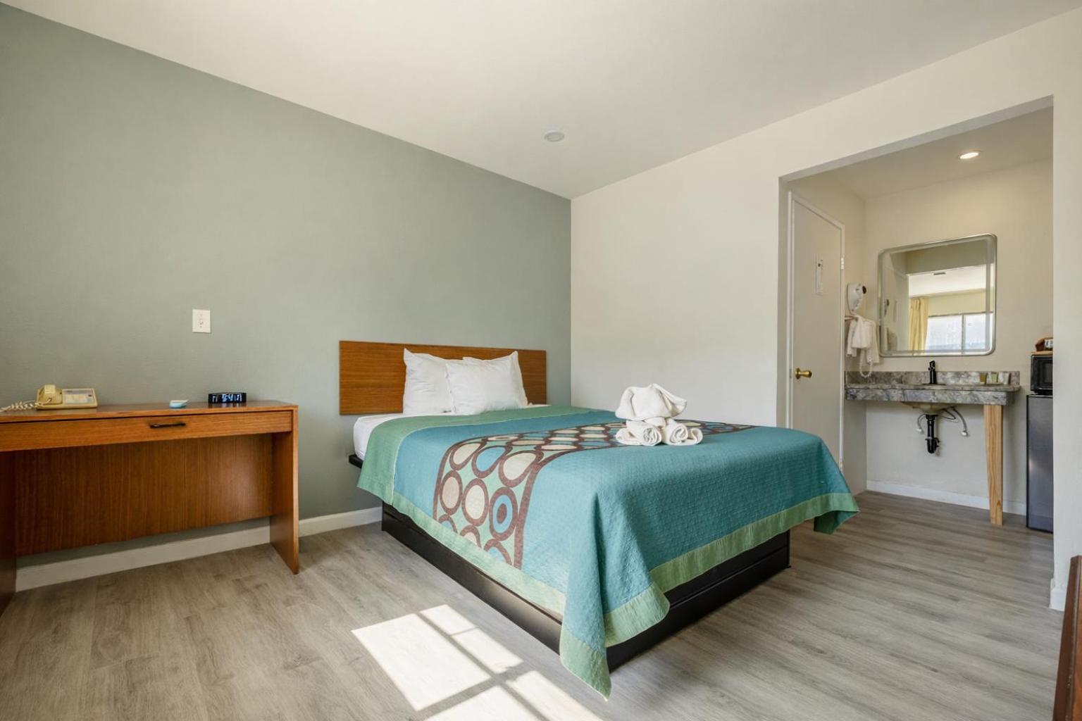 Junior Room with One Queen Bed - Non-Smoking - Photo 1