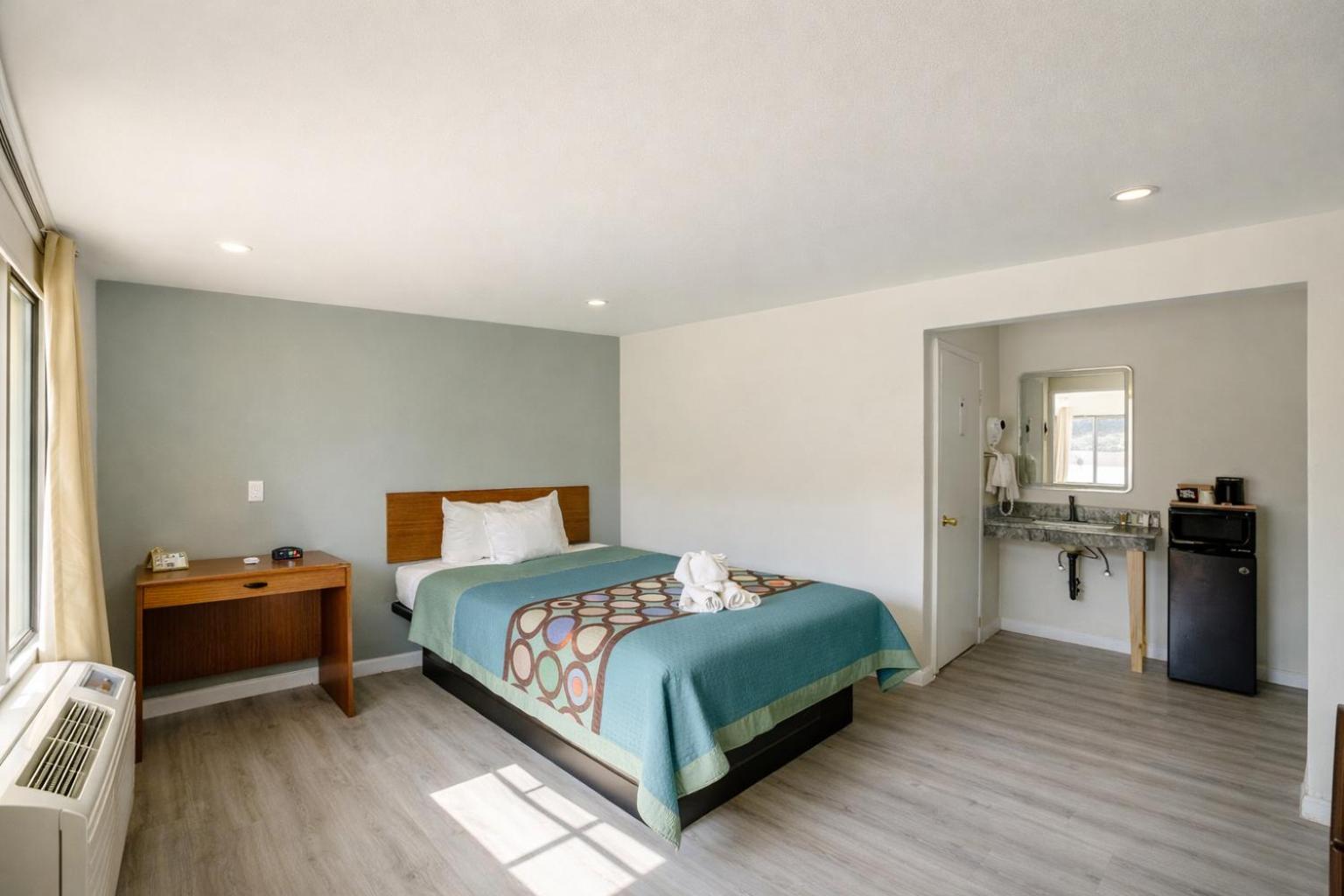 Junior Room with One Queen Bed - Non-Smoking - Photo 2