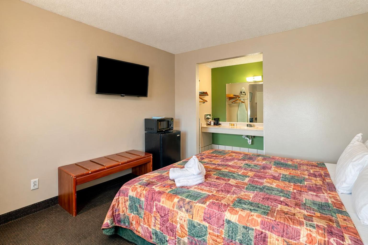 Executive Room with One Queen Bed - Non-Smoking - Photo 6