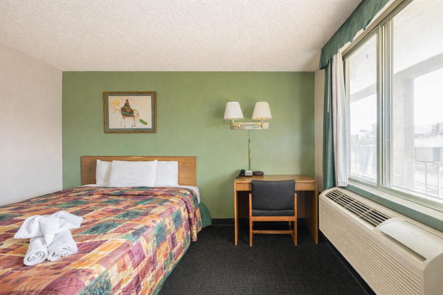 Executive Room with One Queen Bed - Non-Smoking - Photo 5