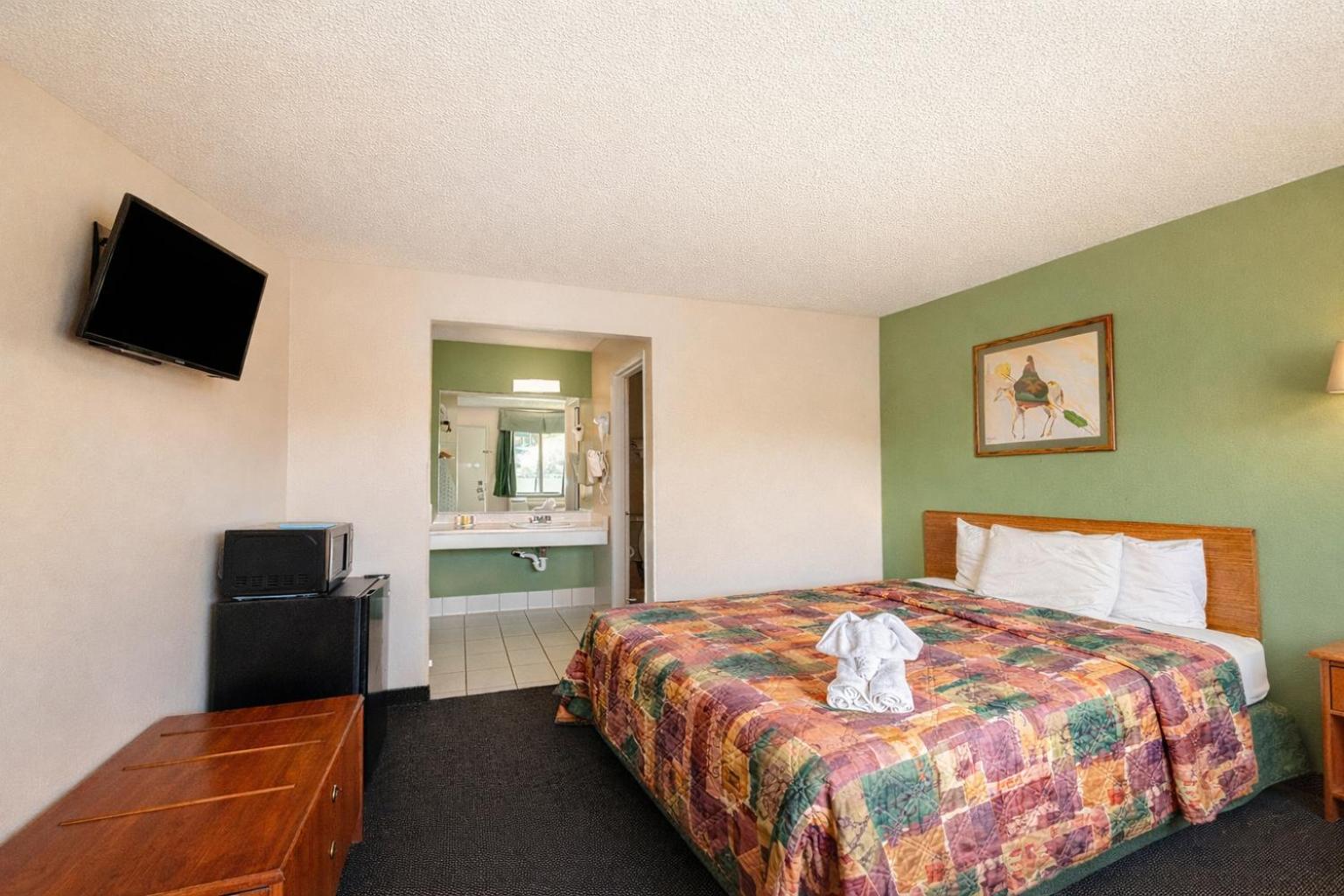 Executive Room with One Queen Bed - Non-Smoking - Photo 4