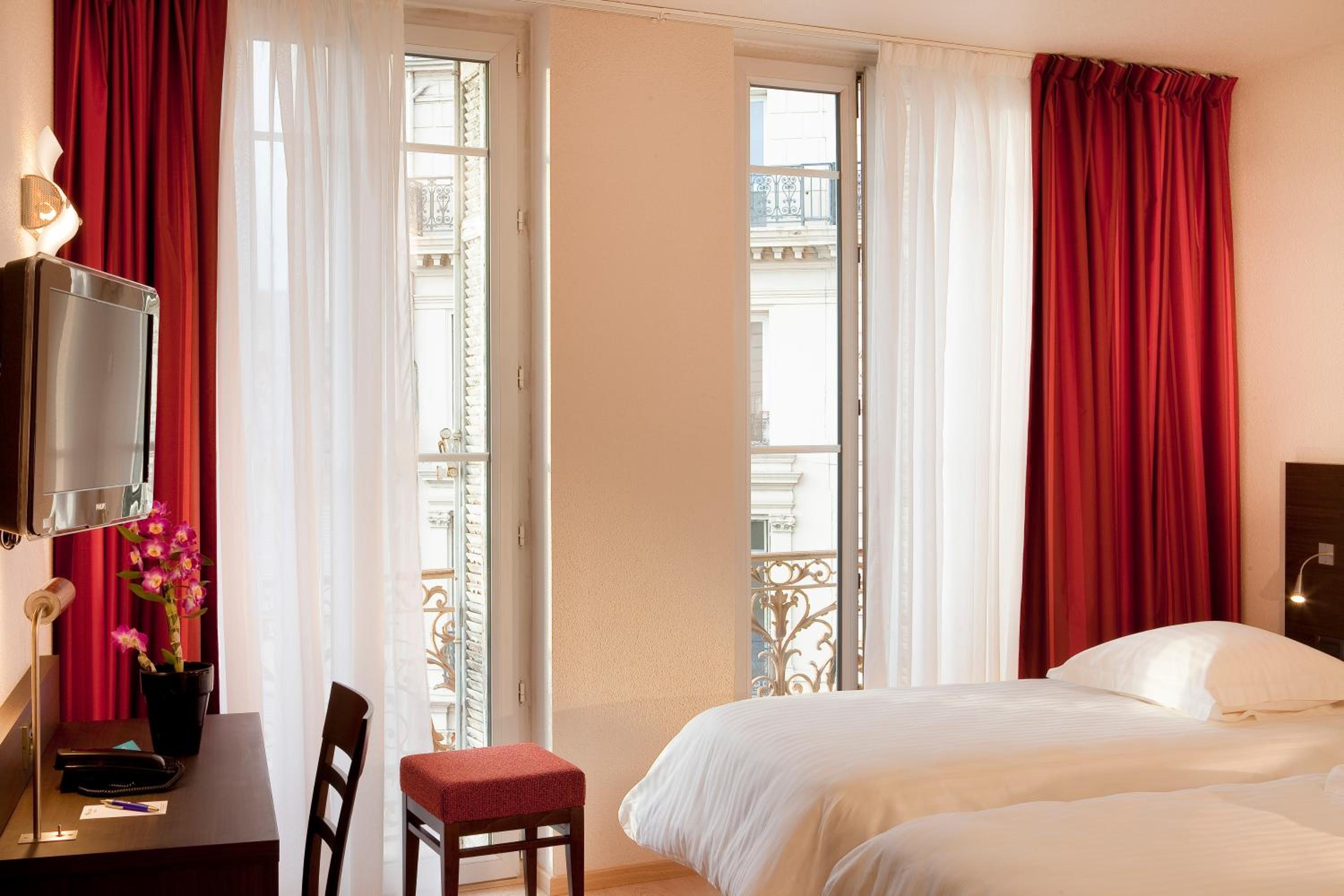 Deluxe Twin Room with Old Port Side View photo 2