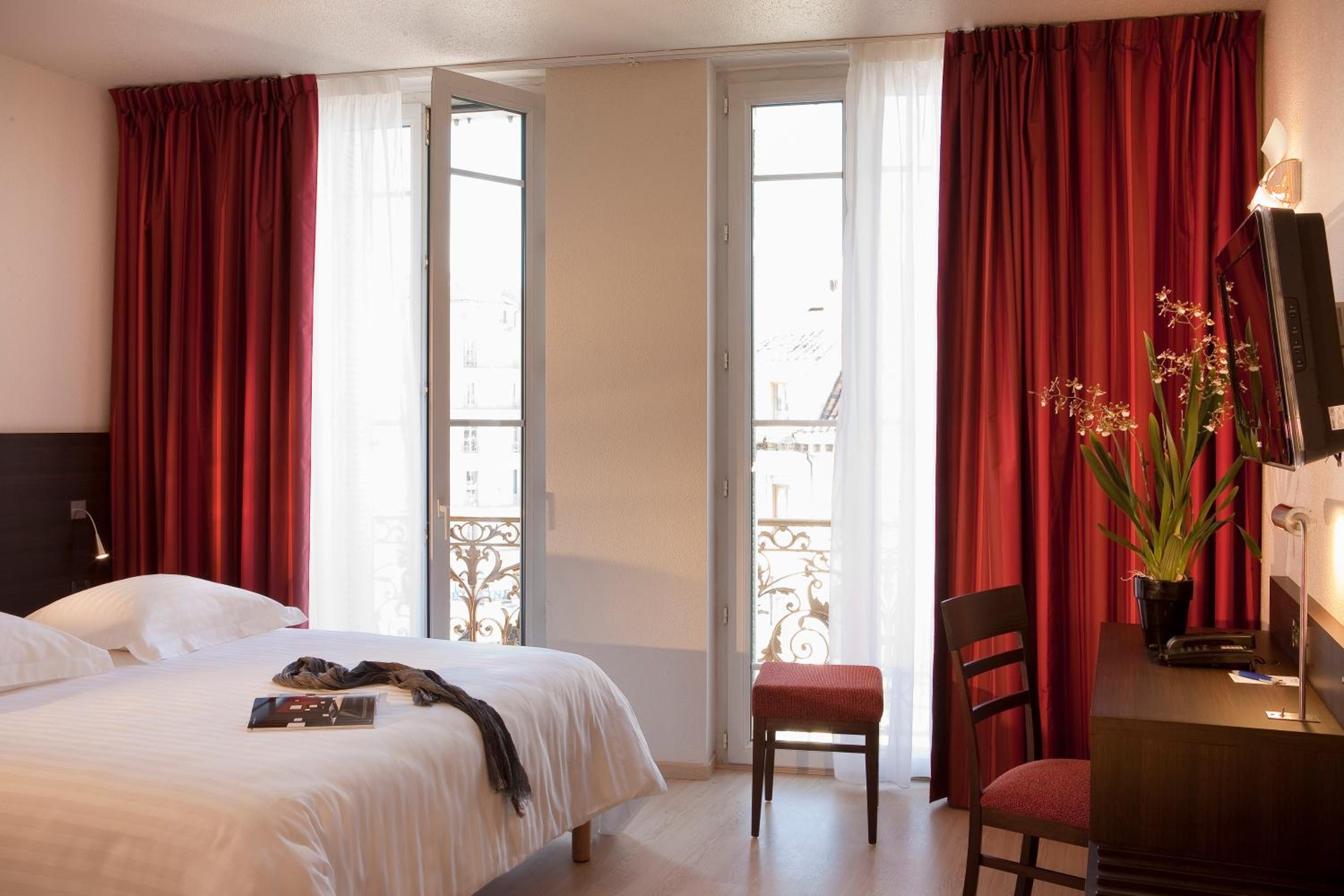 Deluxe Double Room with Old Port Side View  photo 1