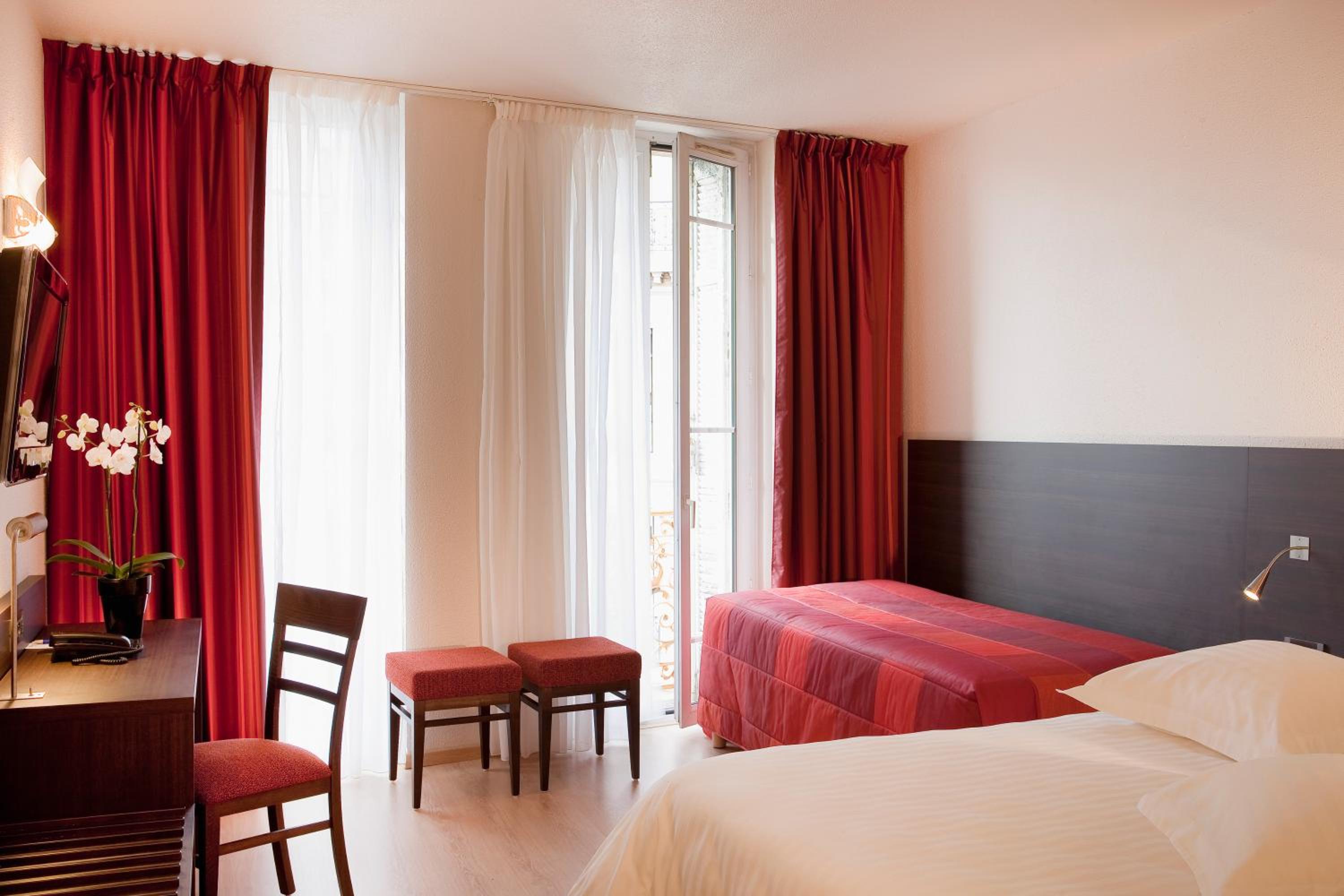 Deluxe Triple Room with Old Port Side View photo 3