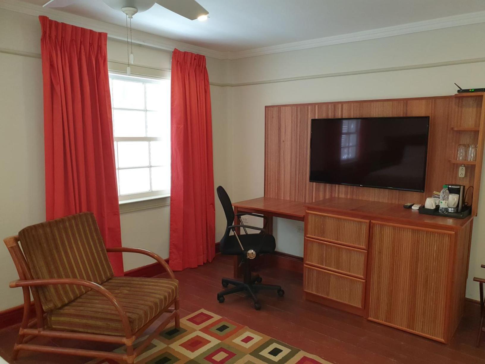Deluxe King Suite photo 1