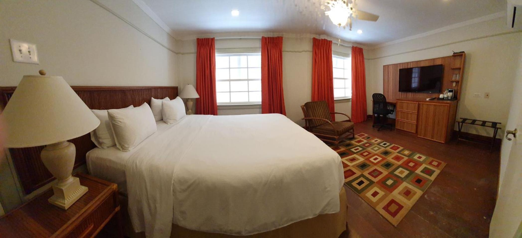Deluxe King Suite photo 2