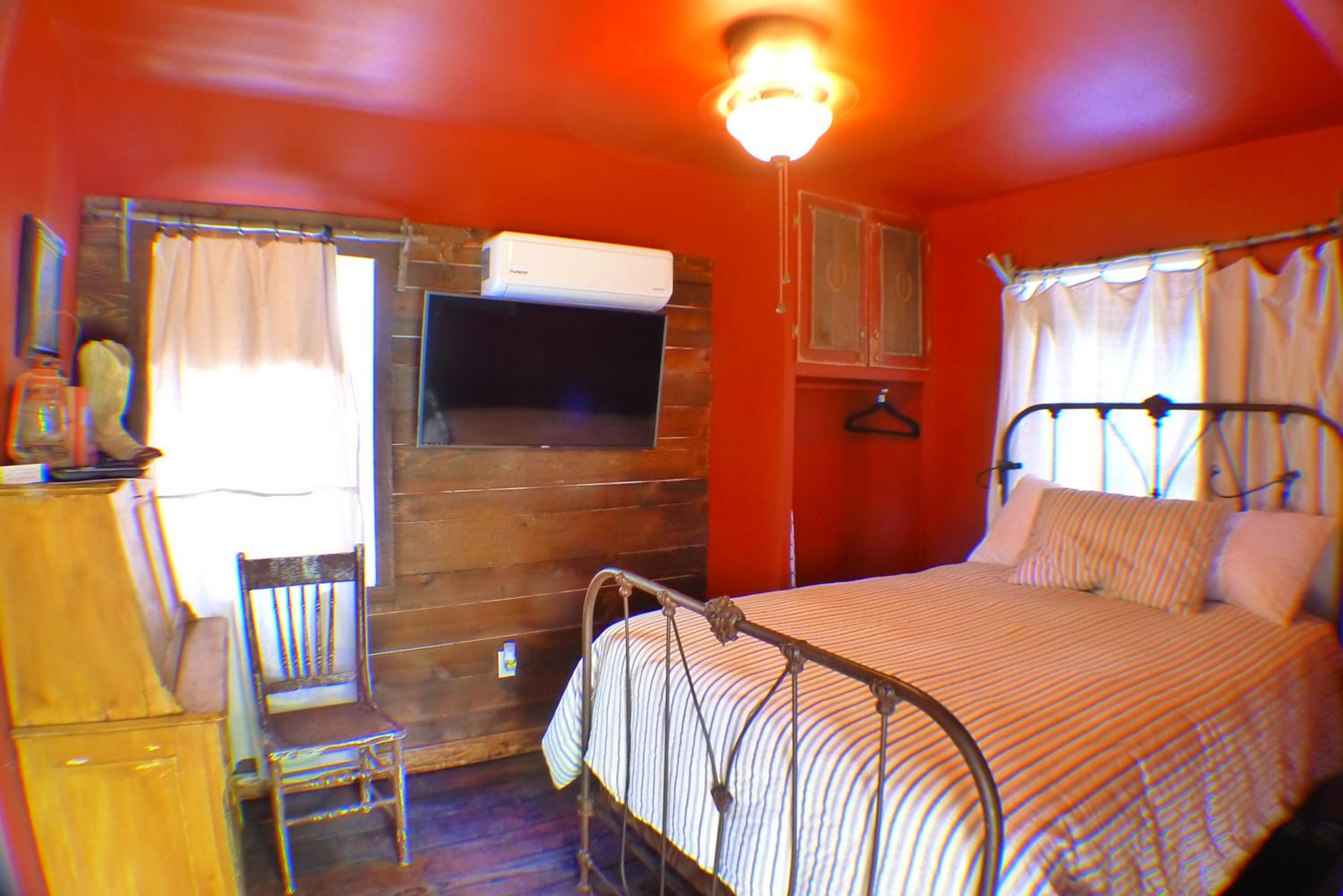 Deluxe Queen Studio with Kitchenette #5 - Photo 10