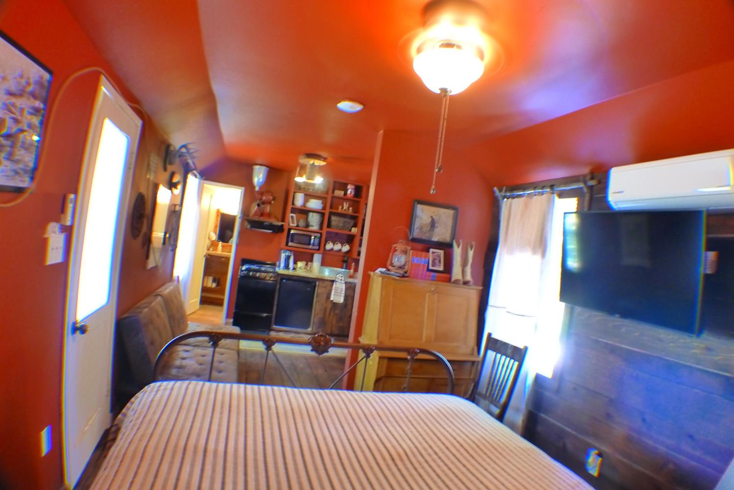 Deluxe Queen Studio with Kitchenette #5 - Photo 3