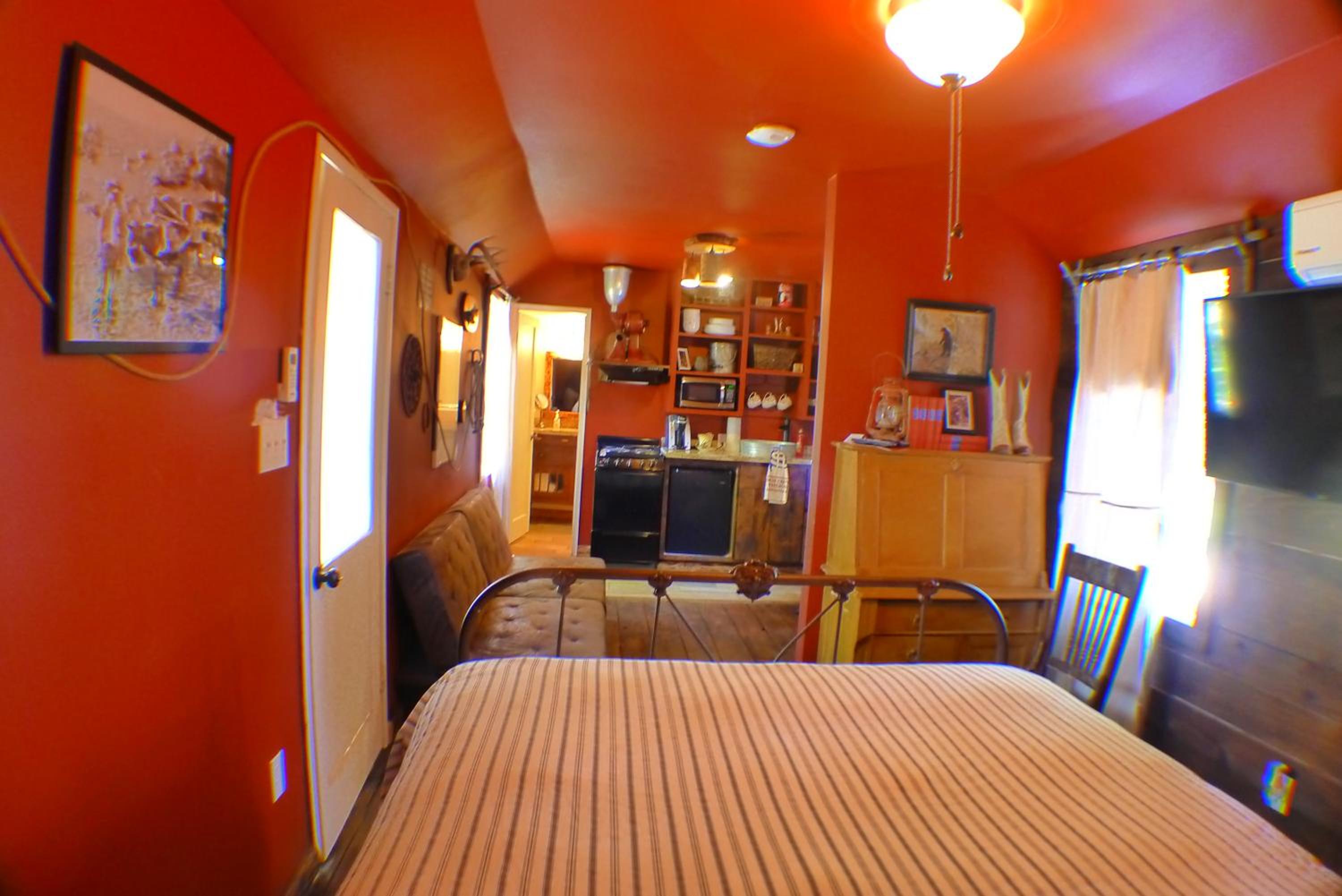 Deluxe Queen Studio with Kitchenette #5 - Photo 9