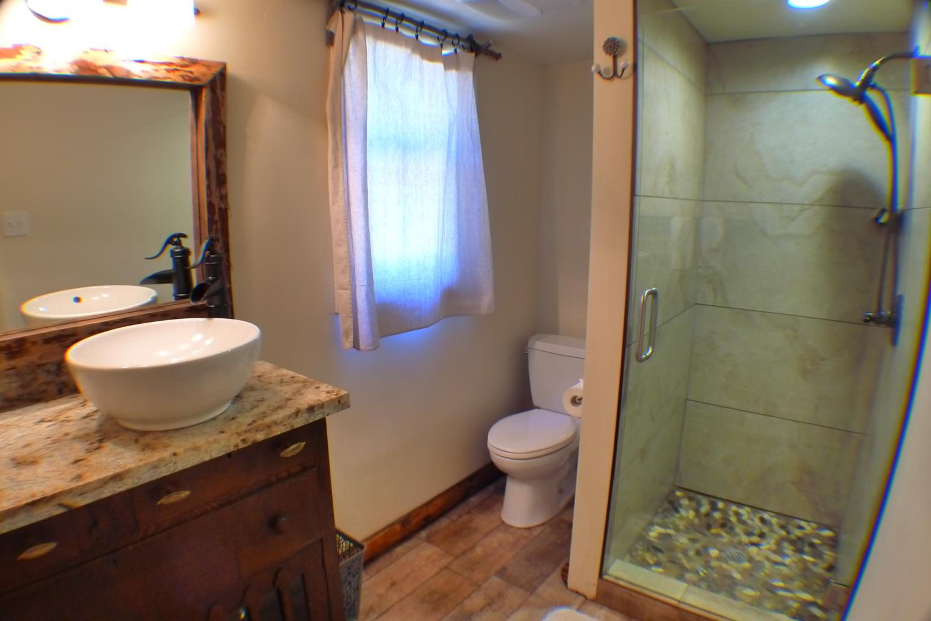 Deluxe Queen Studio with Kitchenette #5 - Photo 2