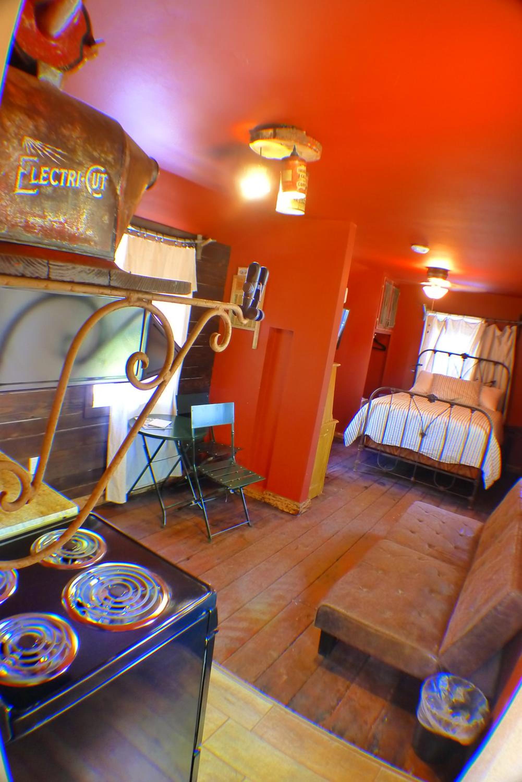 Deluxe Queen Studio with Kitchenette #5 - Photo 8