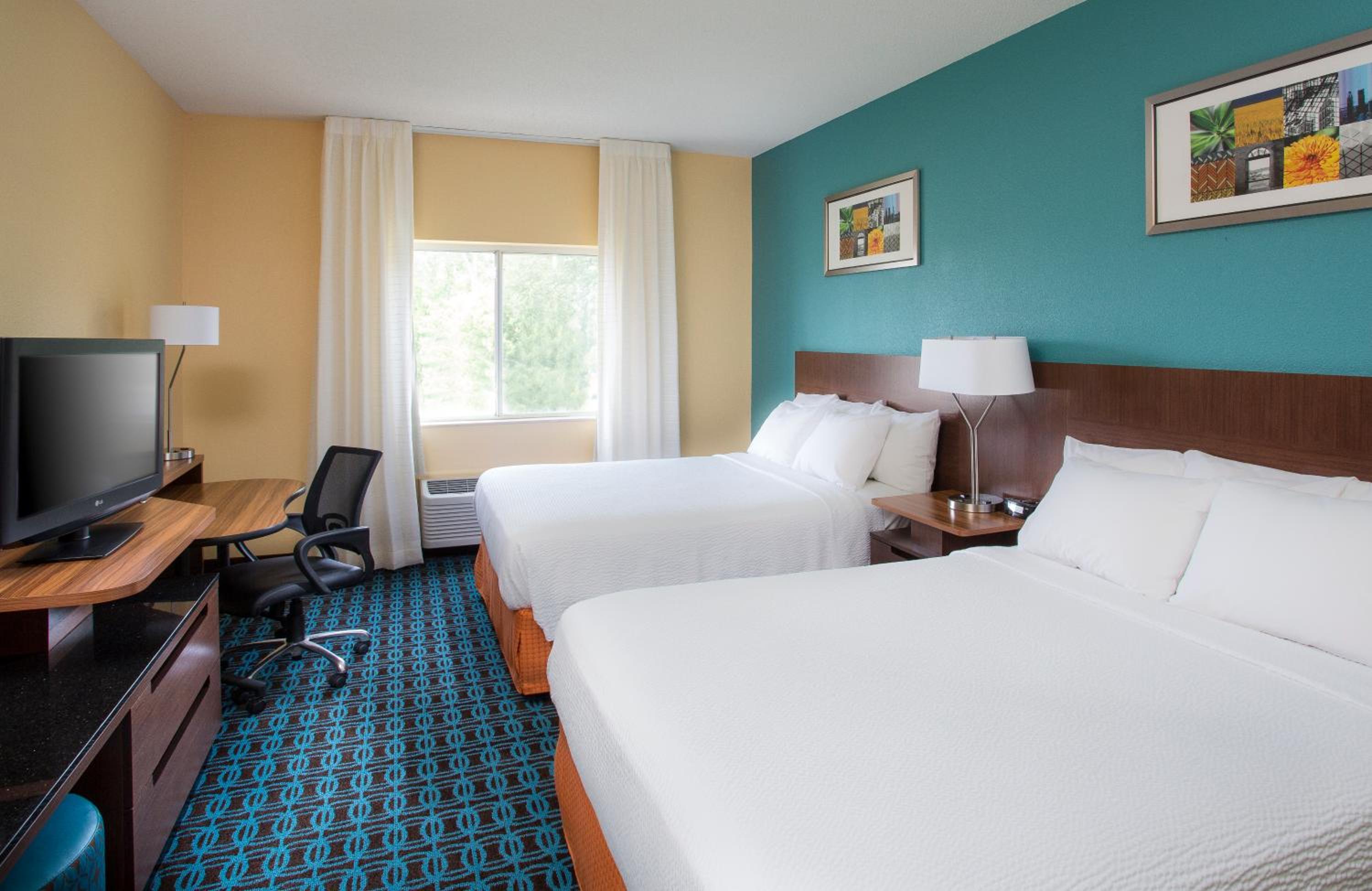 Queen Room with Two Queen Beds - Photo 1