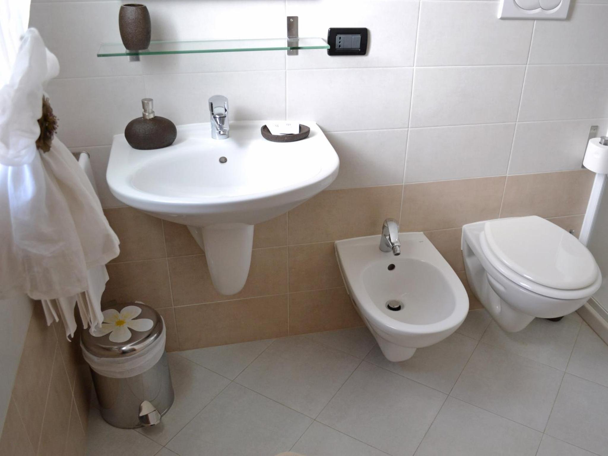 Double Room - Photo 8
