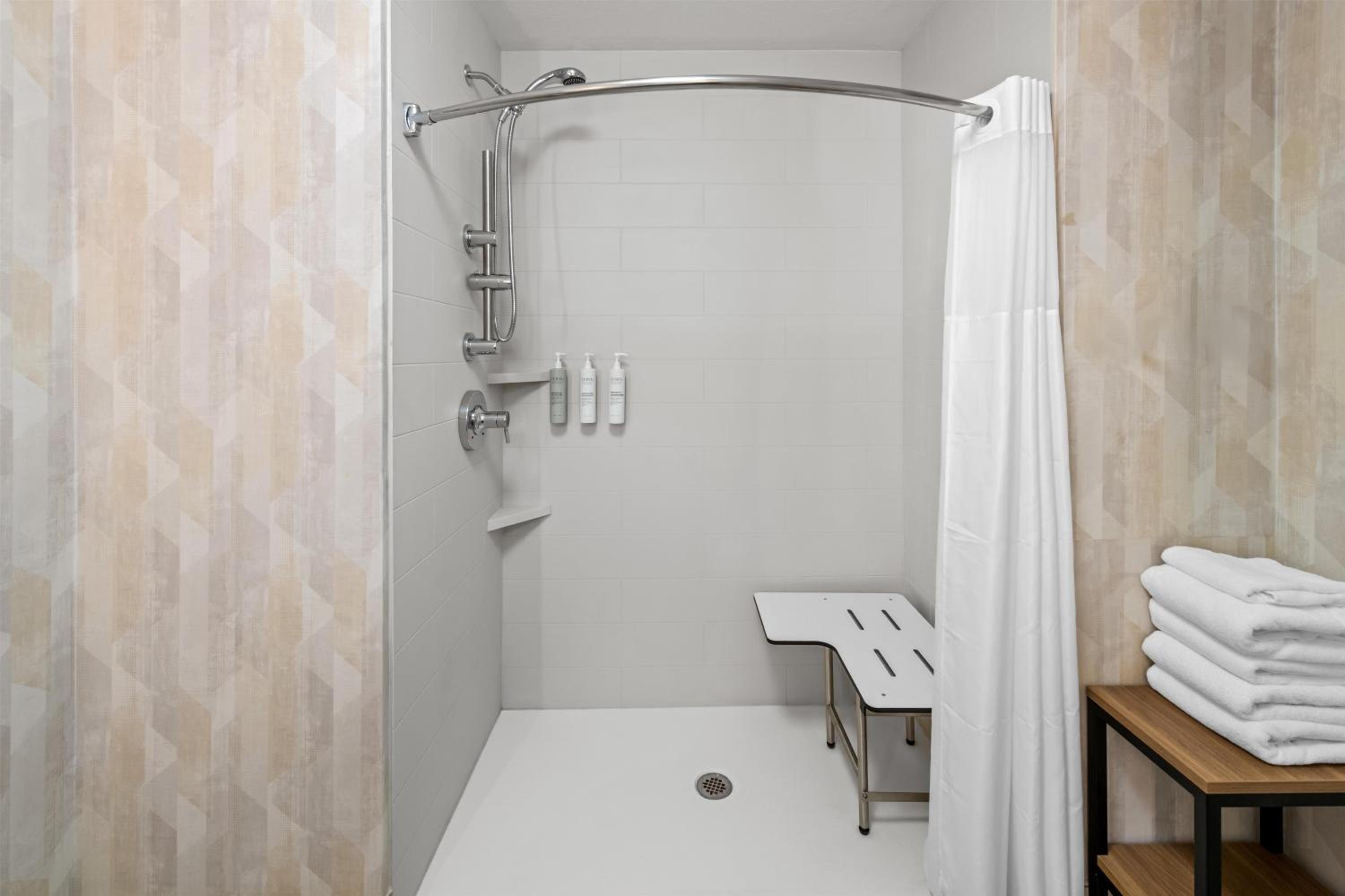 King Room with Shower - Mobility Access/Non-Smoking - Photo 3