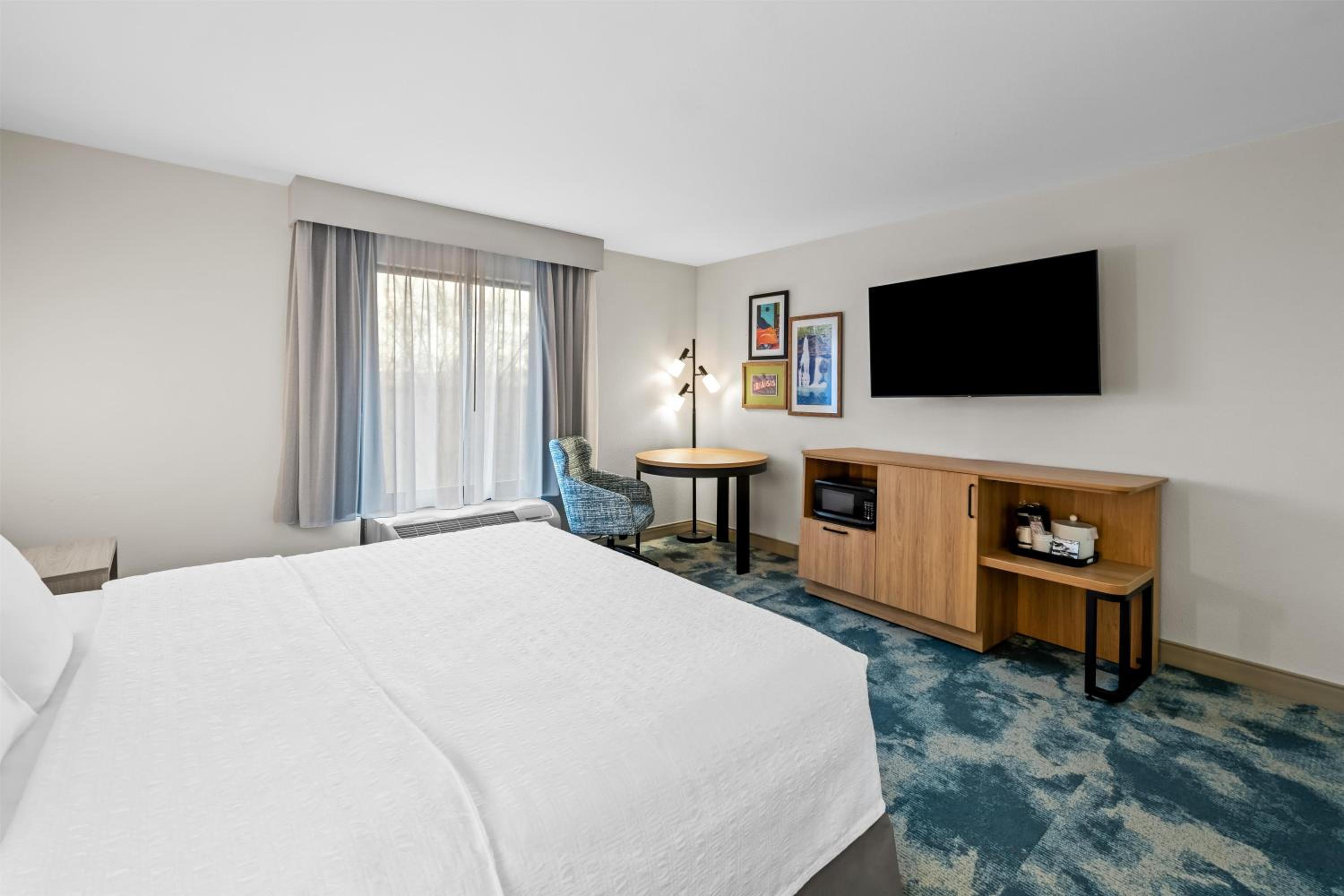 King Room with Shower - Mobility Access/Non-Smoking - Photo 5