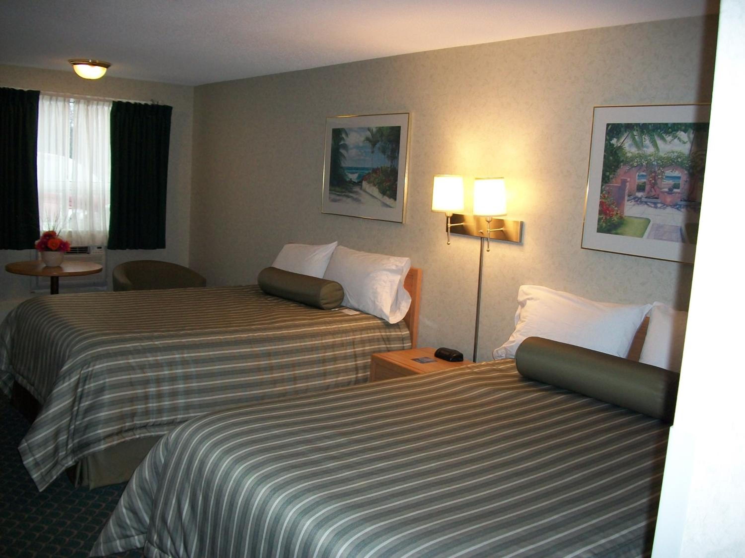 Queen Room with Two Queen Beds - Non-Smoking - Photo 6