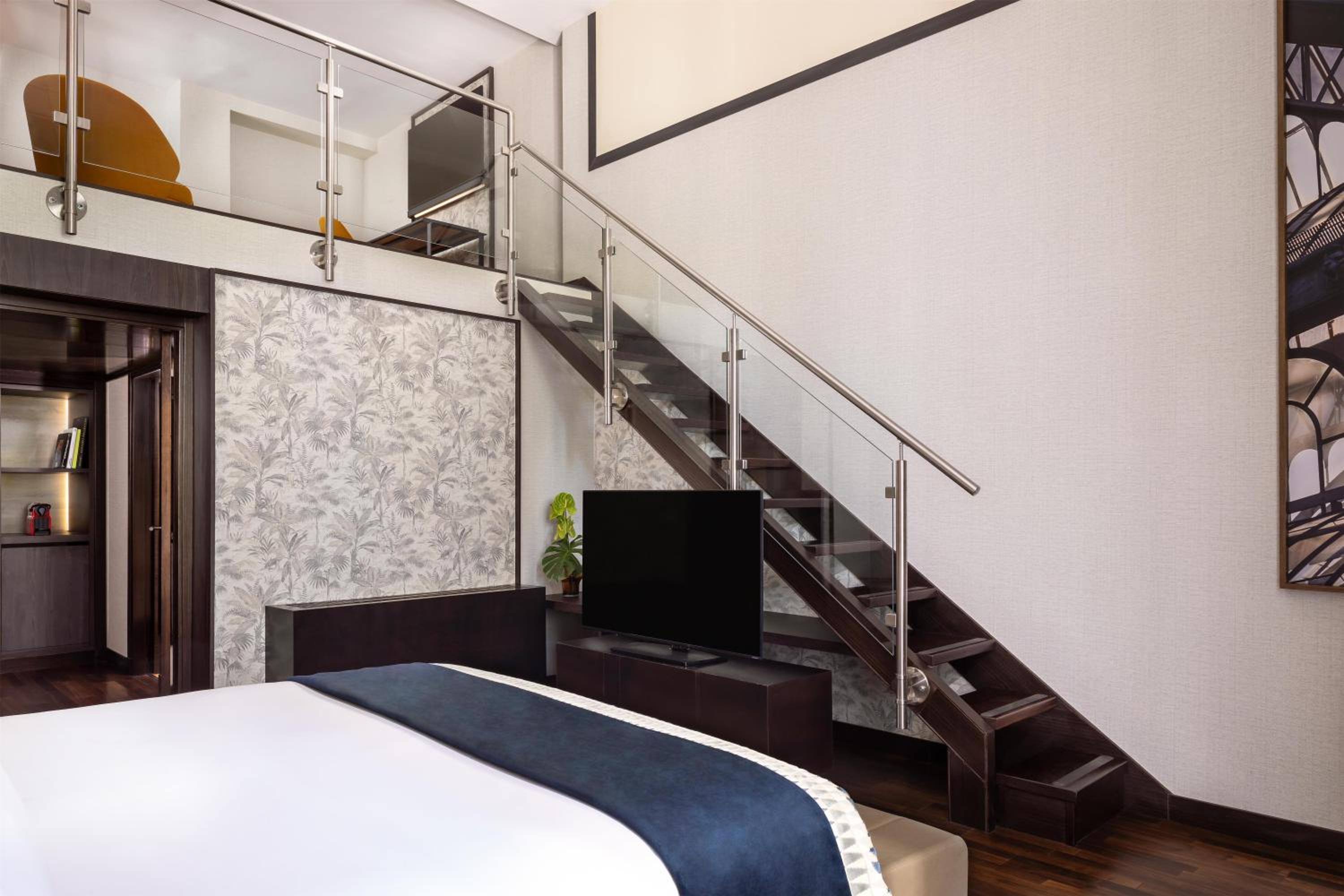 Suite - Photo 14