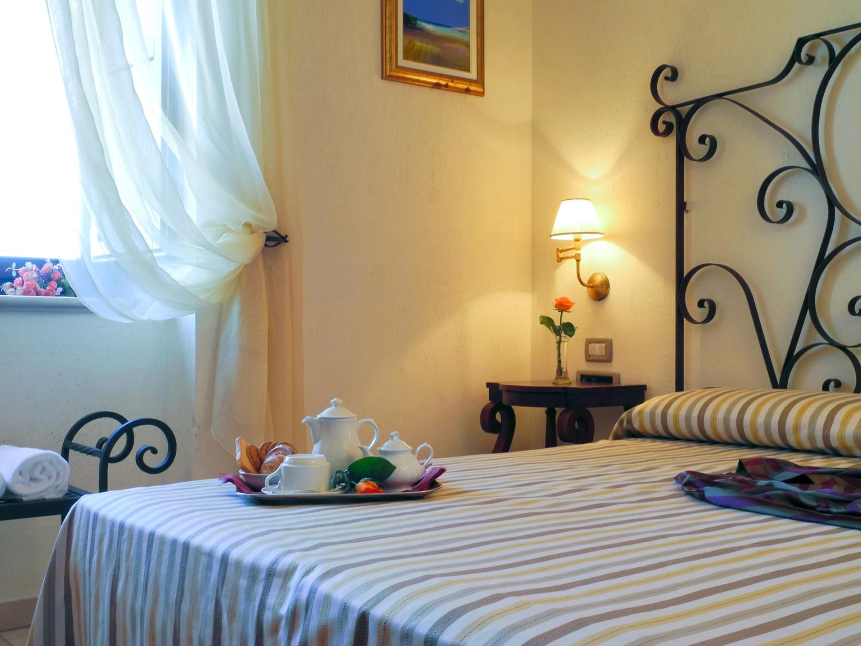 Double or Twin Room with Sea View - Photo 8