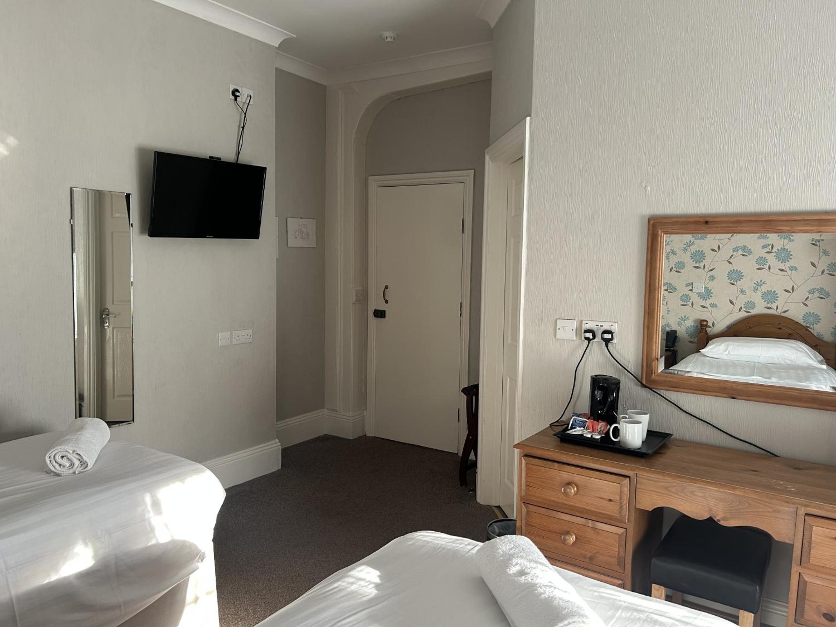 Twin Room - Not pet friendly - Photo 2