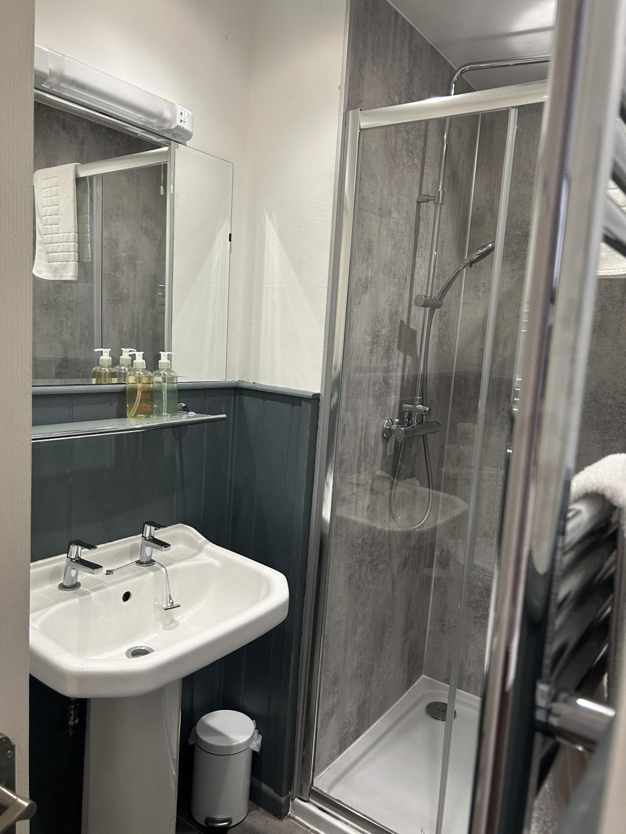 Twin Room - Not pet friendly - Photo 4