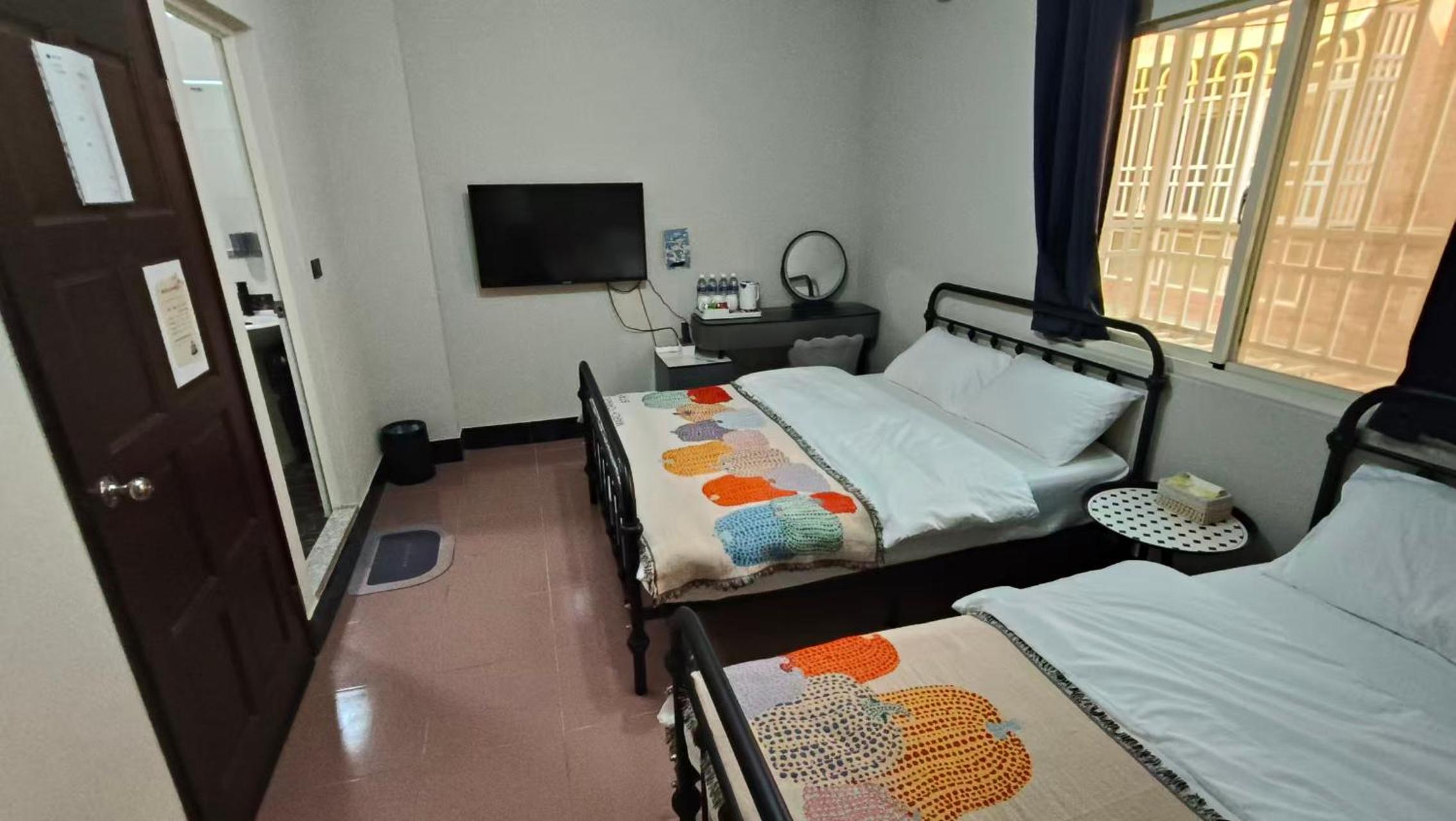 Economy Twin Room photo 2