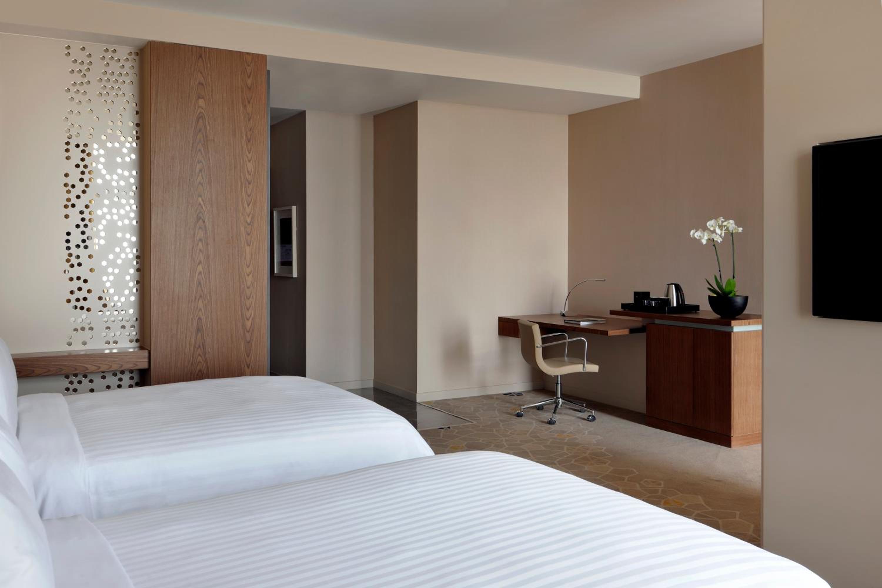 Two-Bedroom Executive Suite with Sea View - Lounge Access thumbnail 5