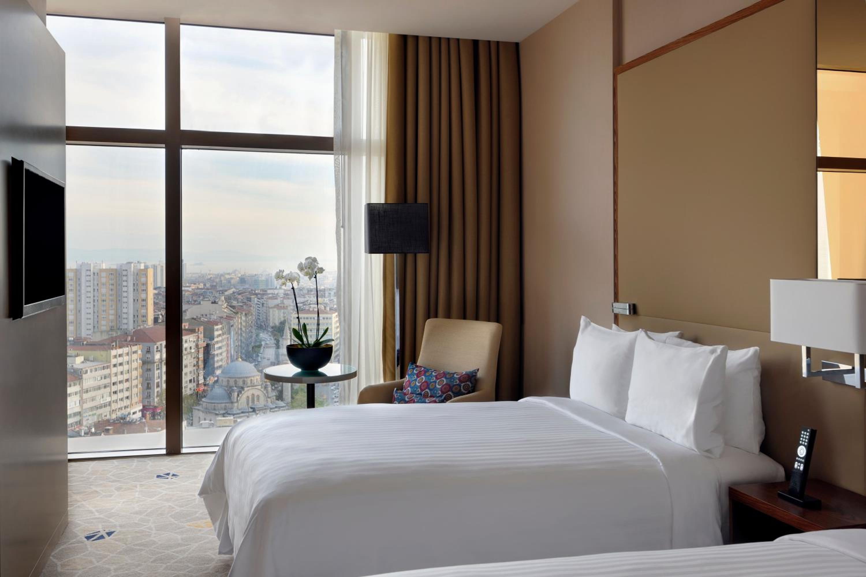 Two-Bedroom Executive Suite with Sea View - Lounge Access