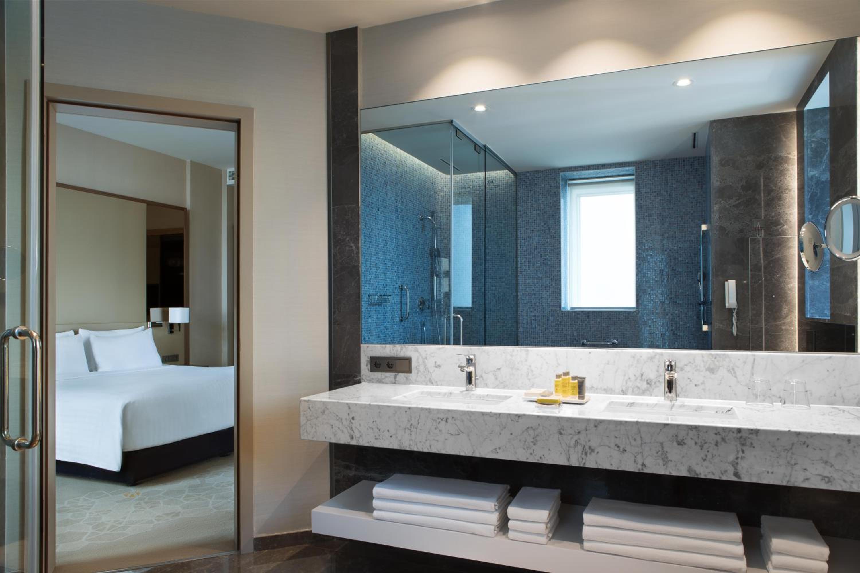 Two-Bedroom Executive Suite with Sea View - Lounge Access