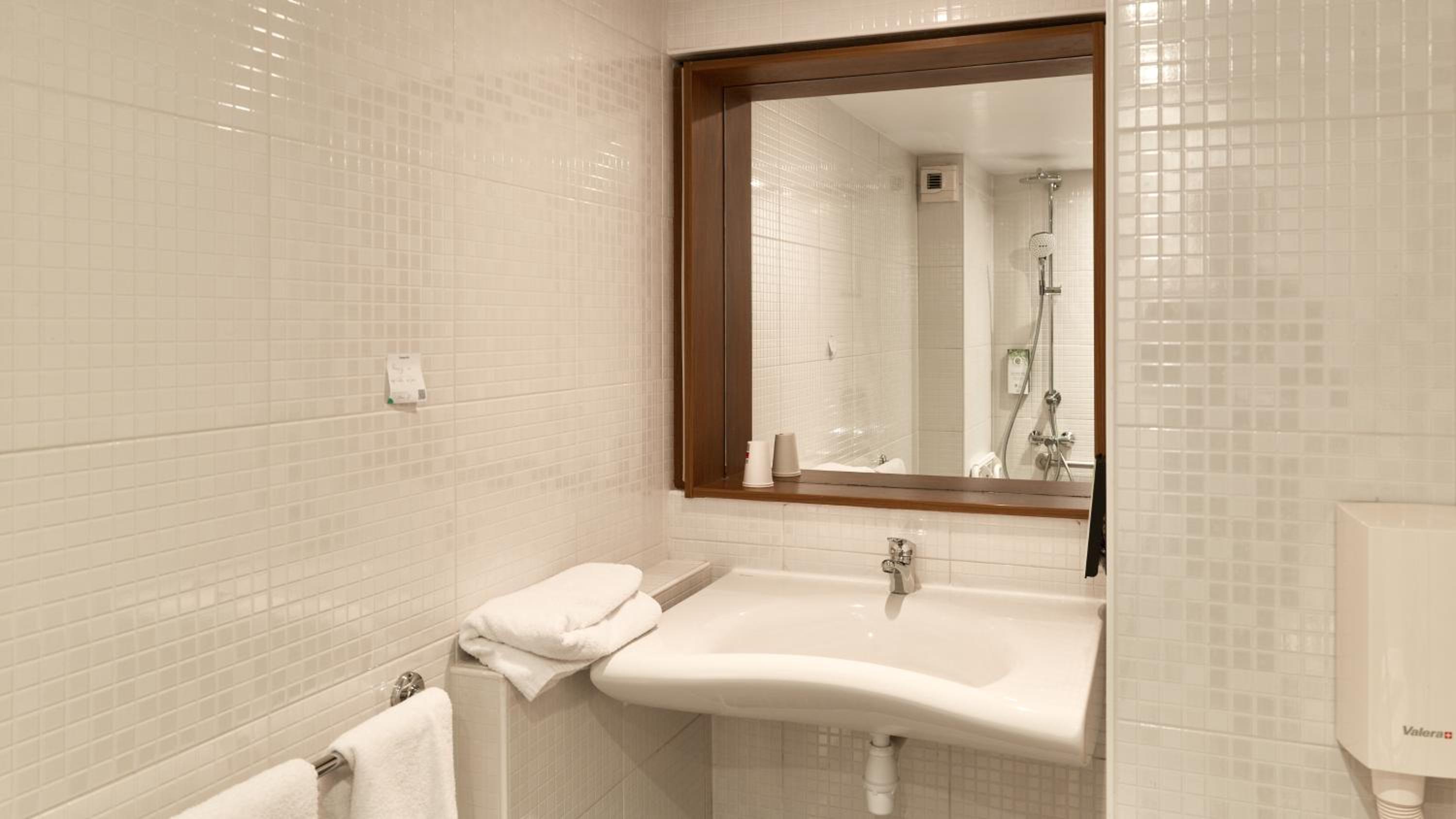 Standard Room - 1 Queen Bed - Photo 4
