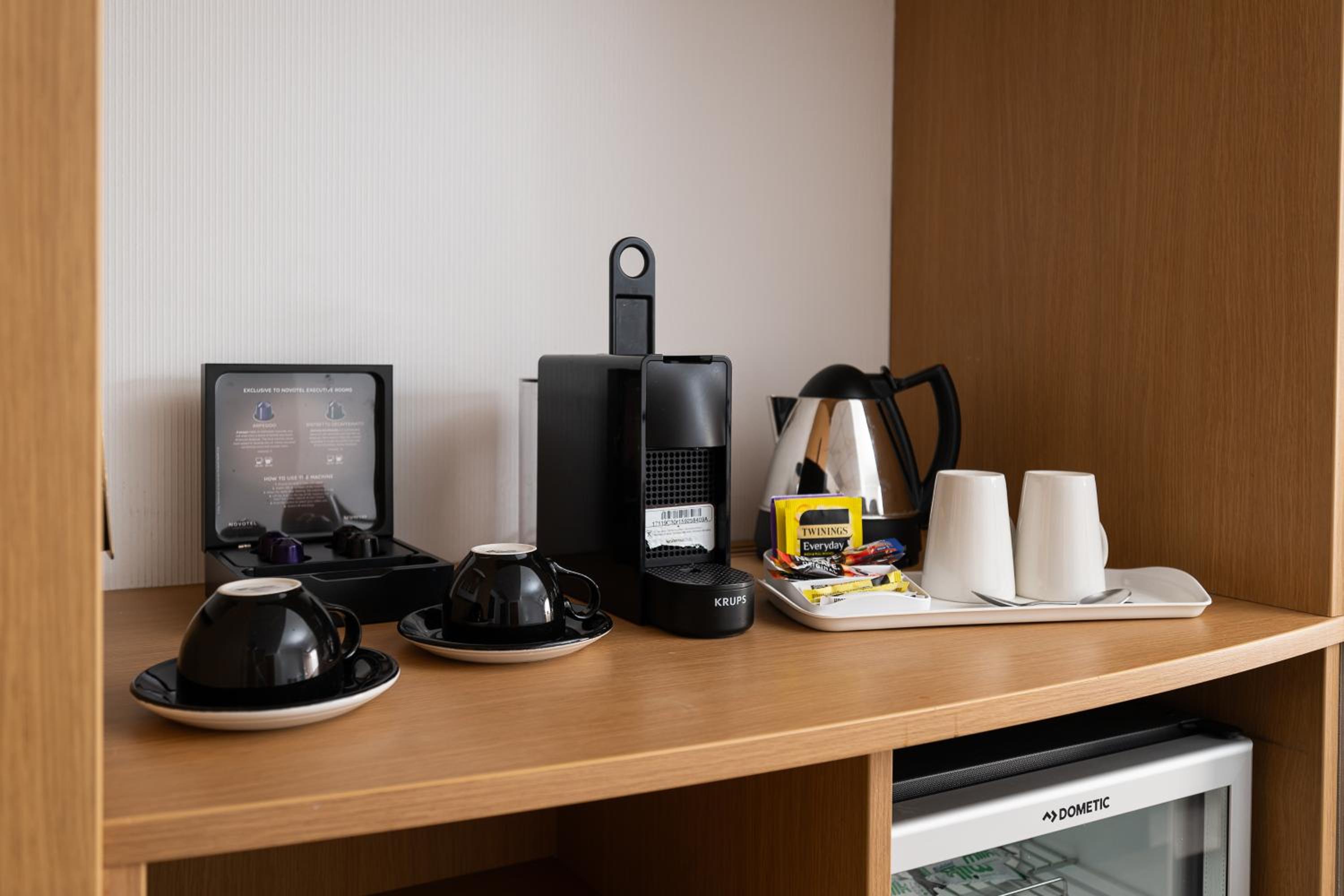 Junior Suite with Queen Bed and Sofa Bed photo 3