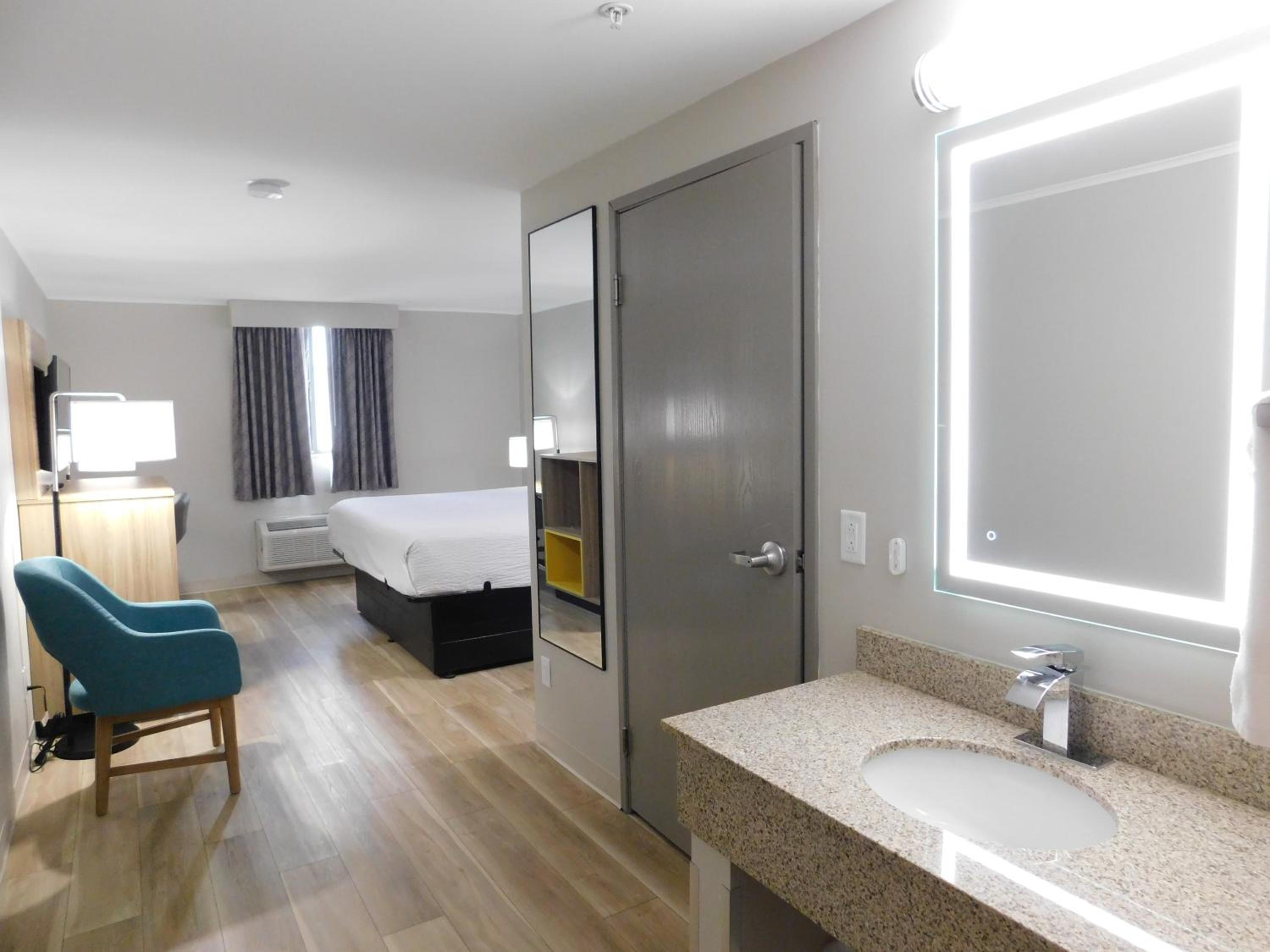 One-Bedroom Suite - Non-Smoking - Photo 6