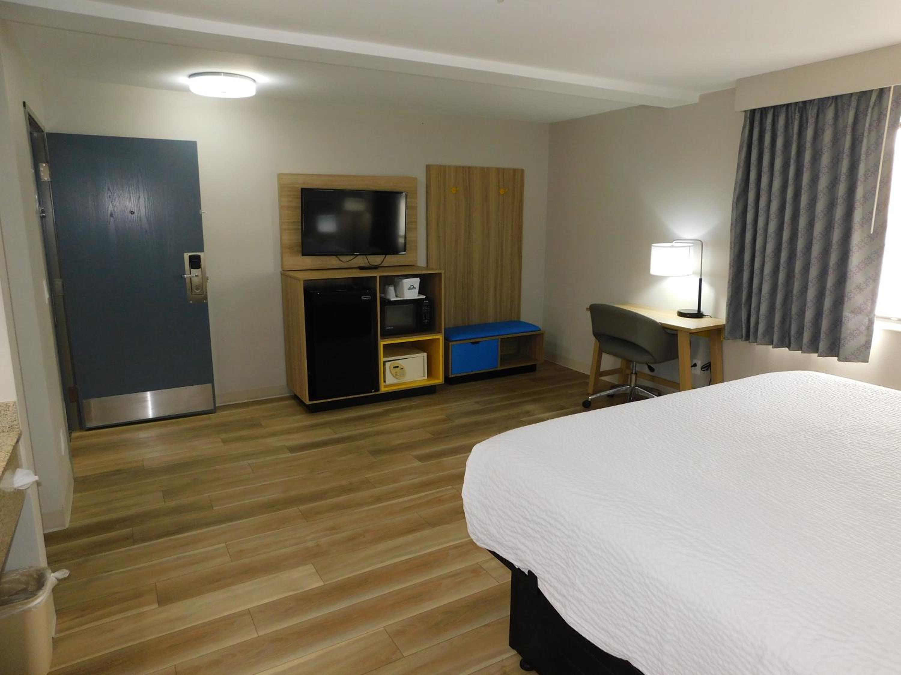 King Room - Non-Smoking - Photo 4