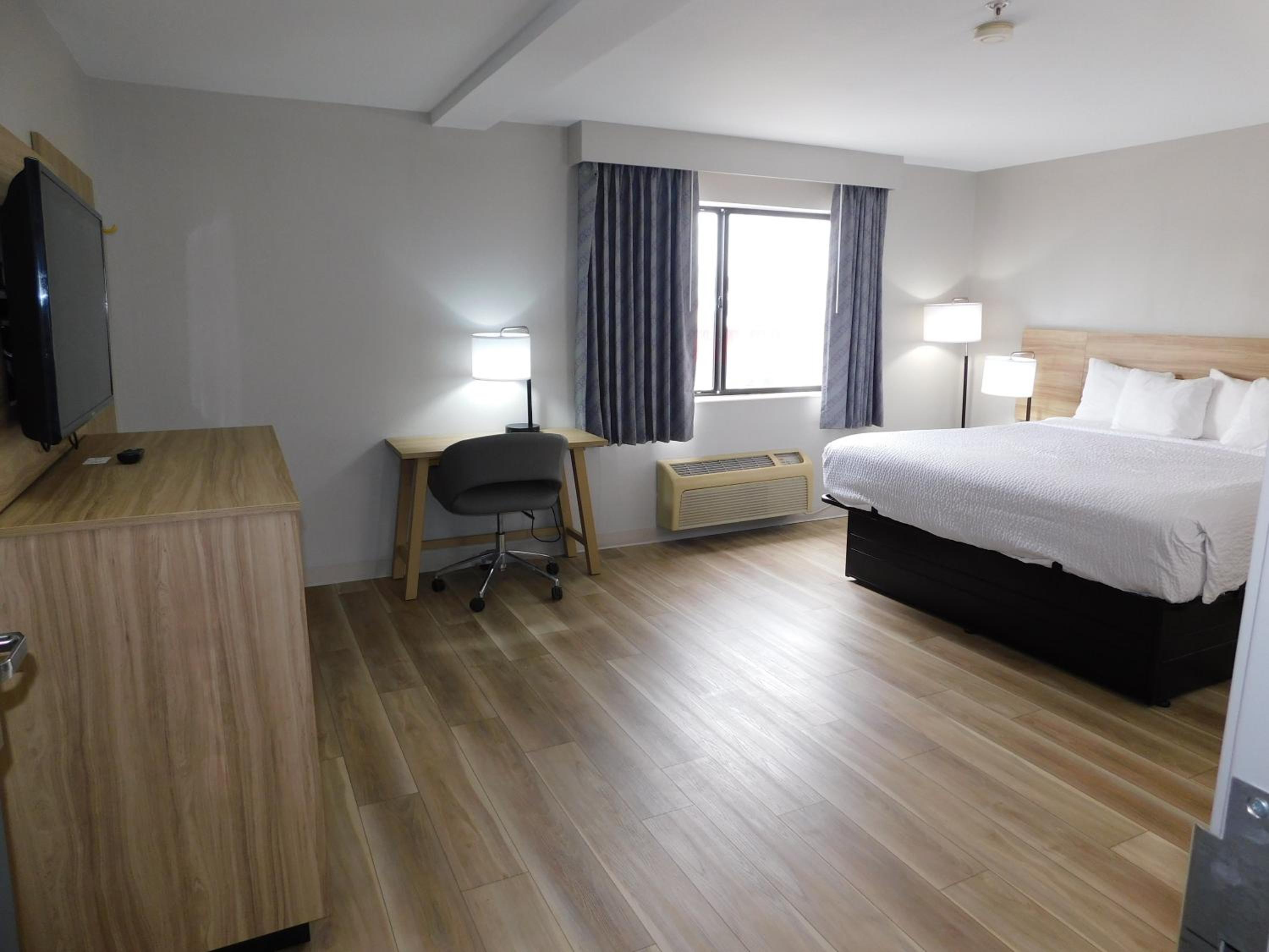 King Room - Non-Smoking - Photo 2