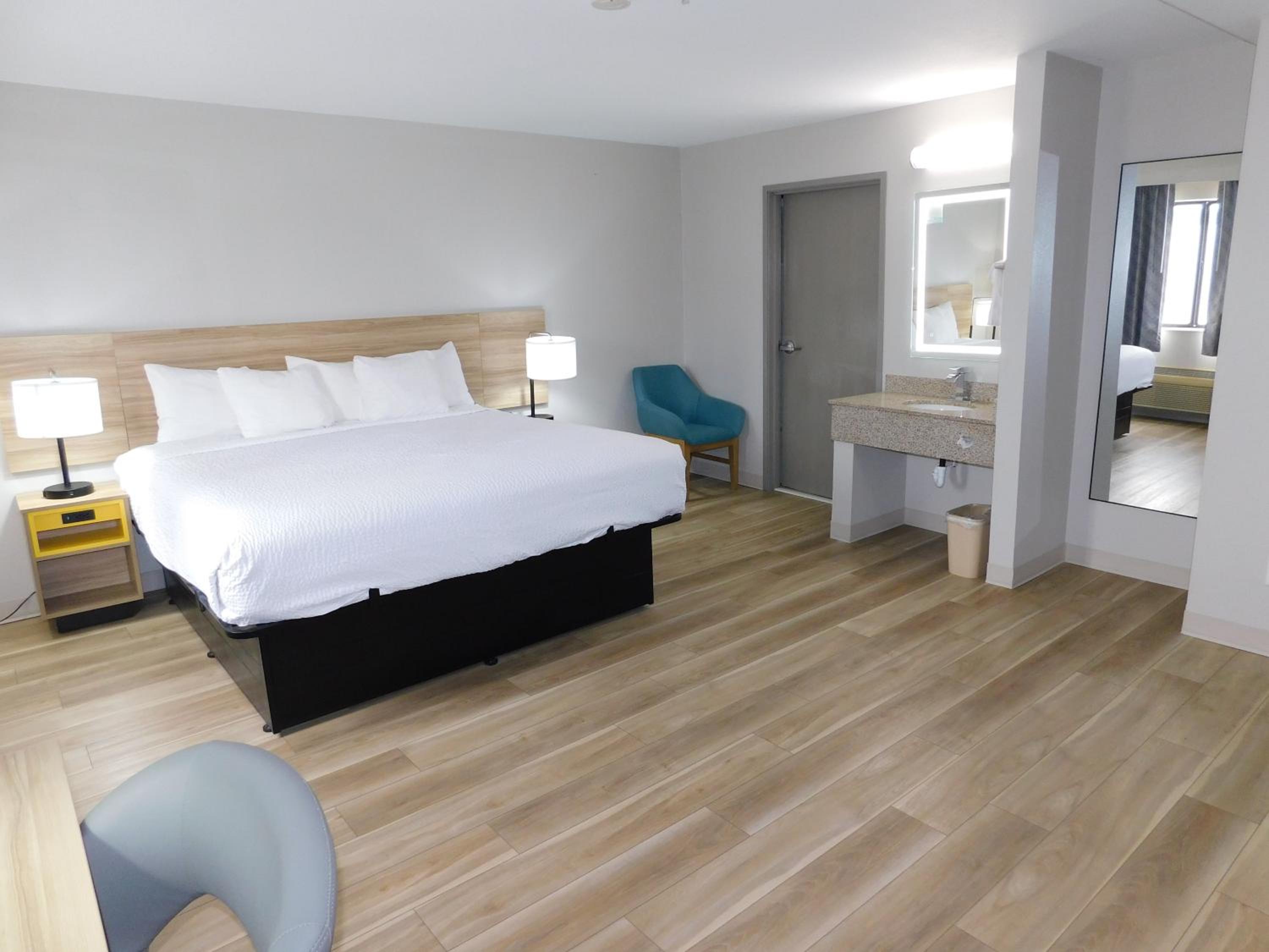 King Room - Non-Smoking - Photo 1