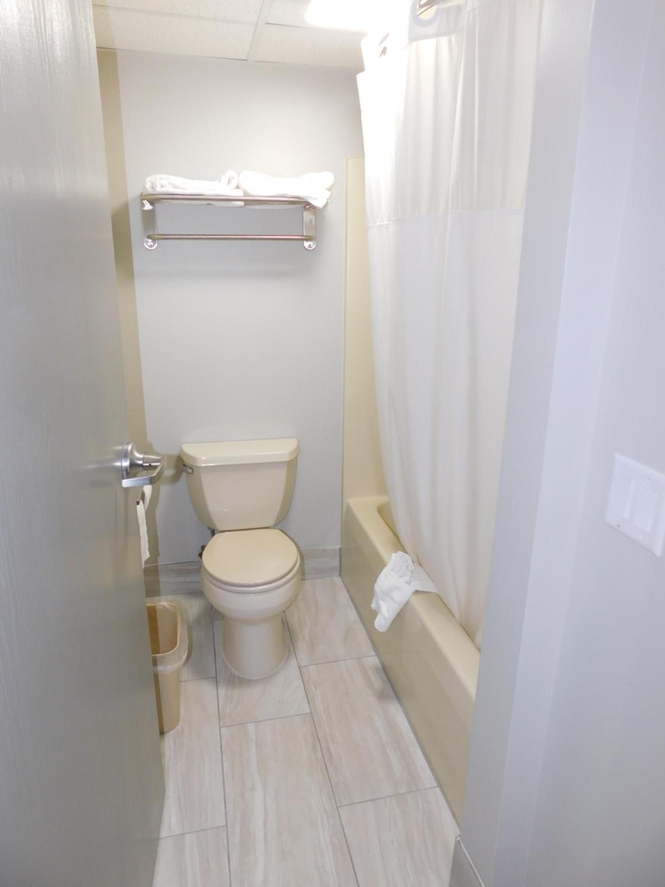 Queen Room - Non-Smoking - Photo 5