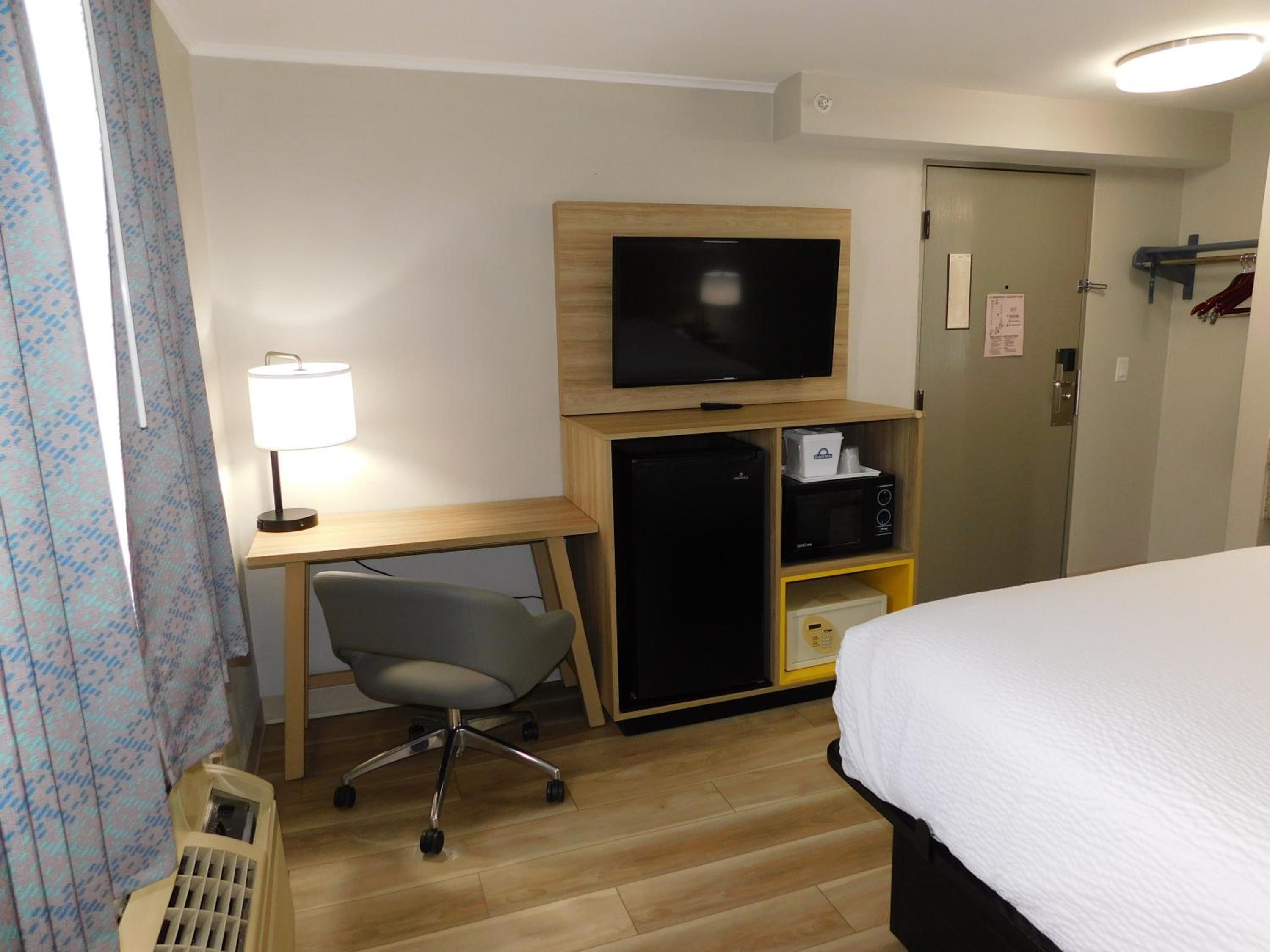 Queen Room - Non-Smoking - Photo 1
