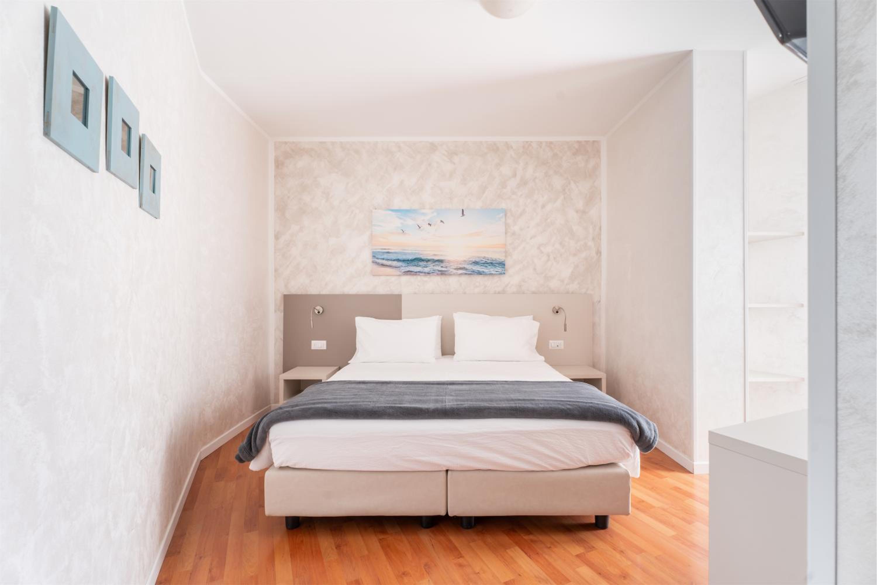 Double Room with Balcony and Lake View